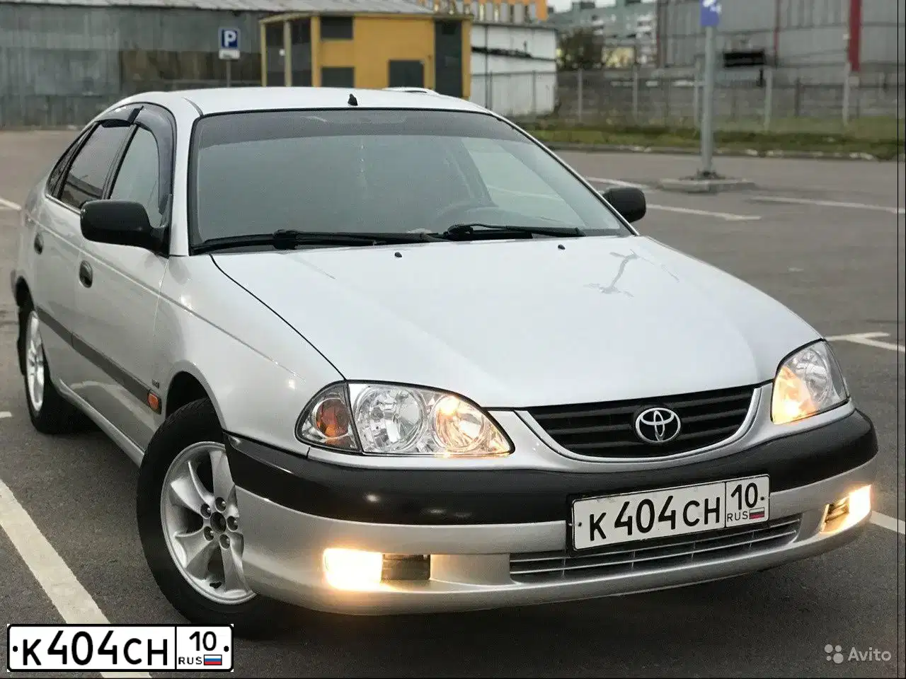 Фото автомобиля TOYOTA AVENSIS, 2001 — госномер Н883АР181
