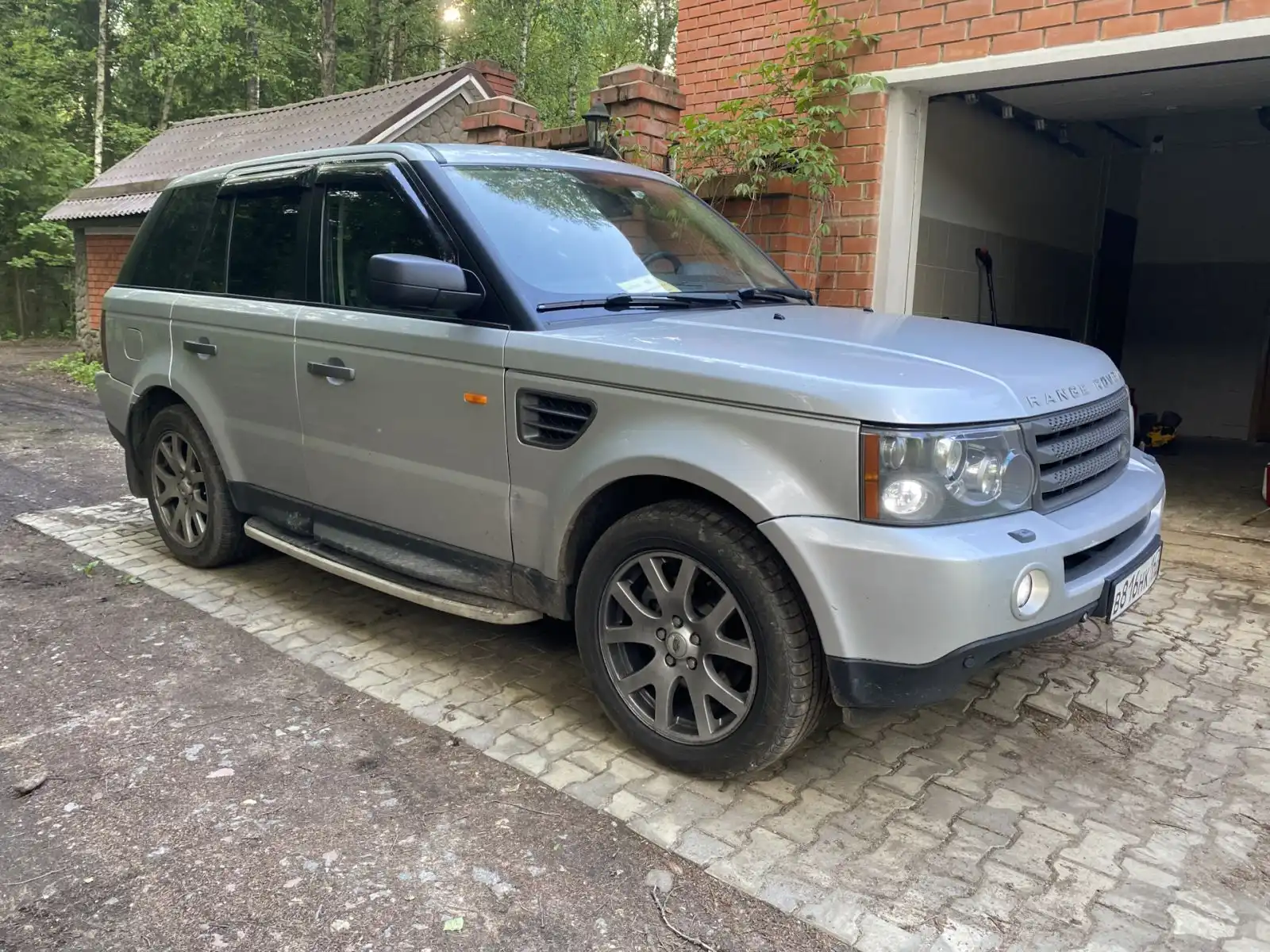 Фото автомобиля LANDROVER RANGE ROVER SPORT, 2005 — госномер В816НК147. Цвет: Серебристый