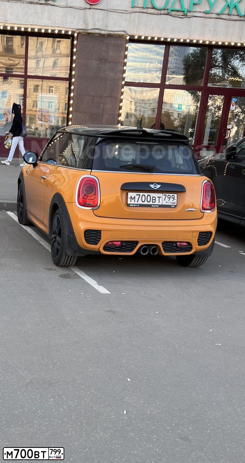 Фото автомобиля MINI МИНИ JOHN COOPER WORKS, 2018 — госномер М700ВТ799. Цвет: желто-оранжевый