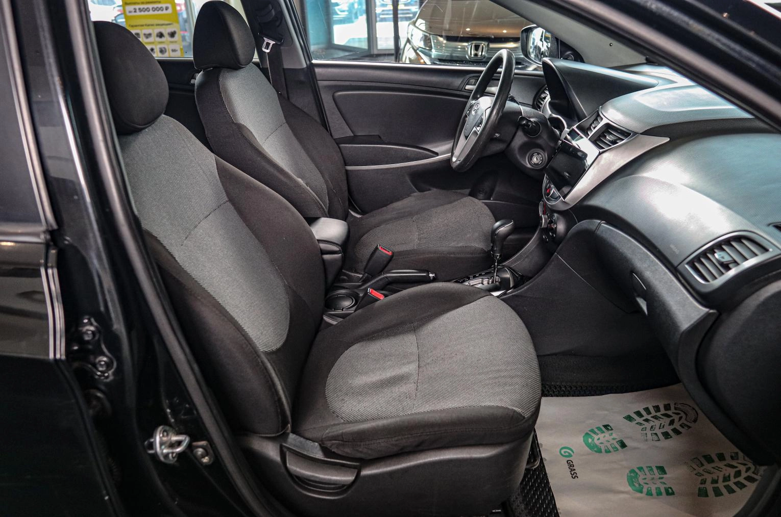 Фото автомобиля HYUNDAI SOLARIS, 2011 — госномер Е388МР138. Цвет: ЧЕРНЫЙ