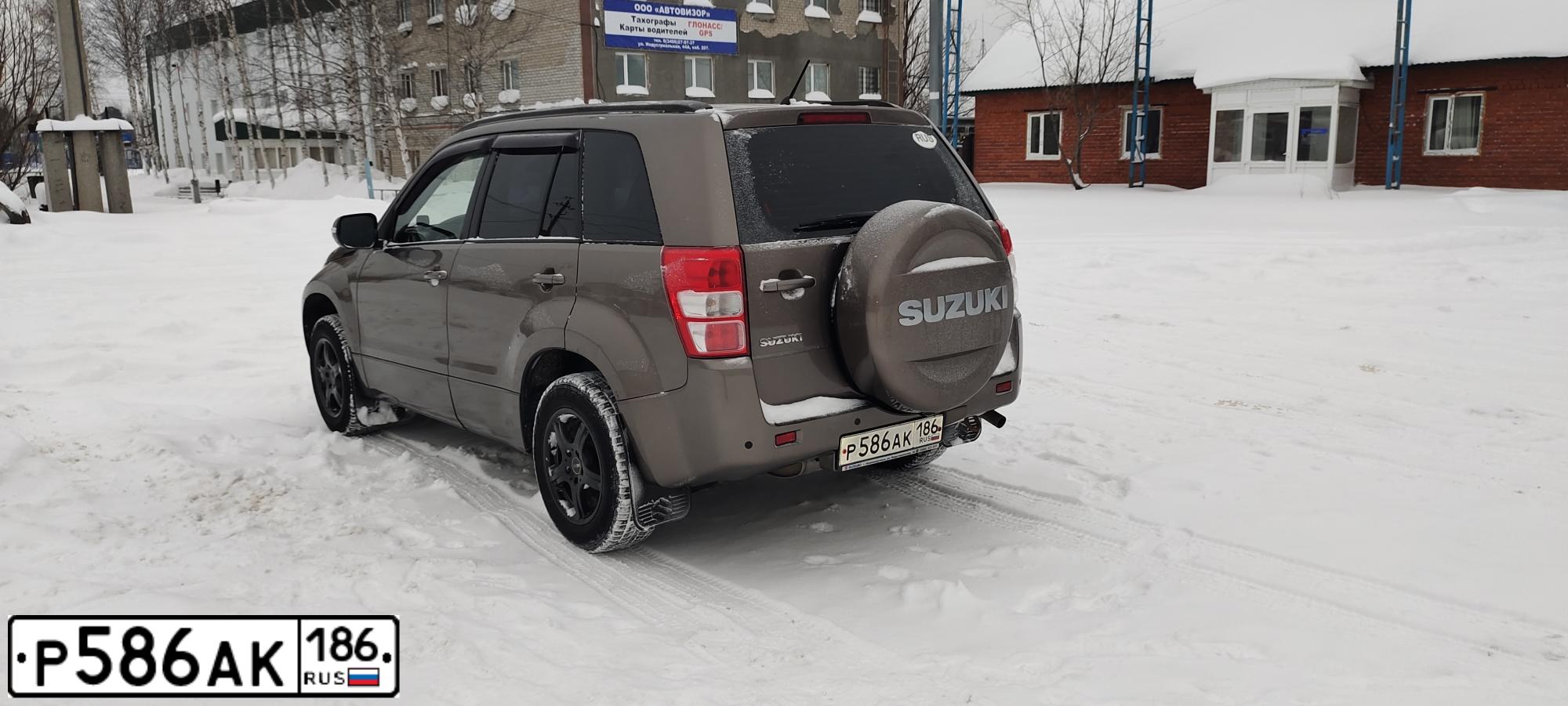 Фото автомобиля SUZUKI /GRAND/ VITARA, 2013 — госномер Р586АК186. Цвет: БРОНЗОВЫЙ