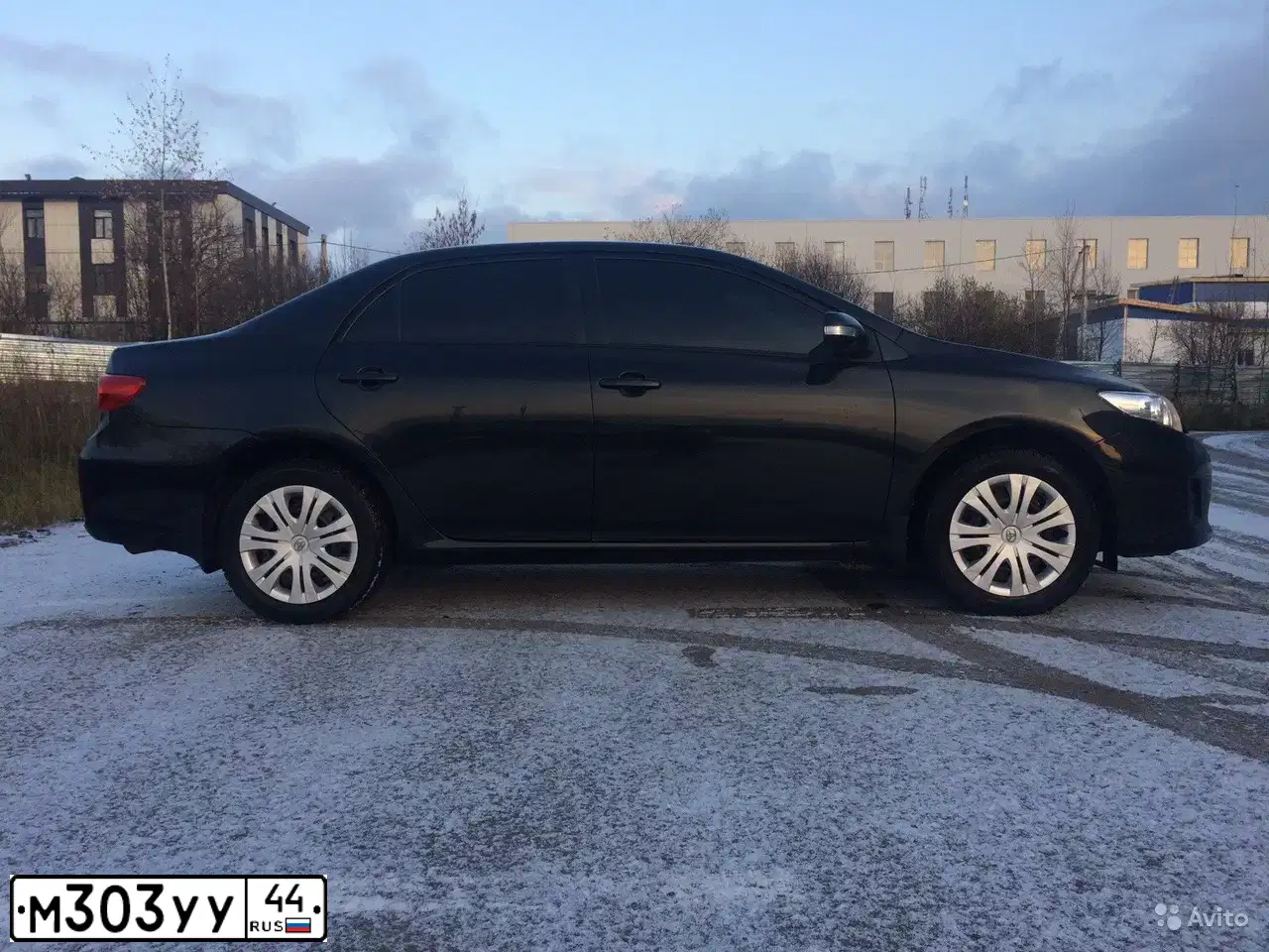 Фото автомобиля TOYOTA COROLLA, 2011 — госномер М303УУ44. Цвет: ЧЕРНЫЙ