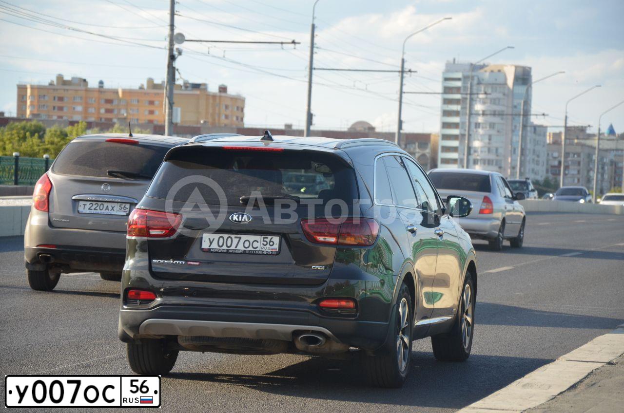 Фото автомобиля KIA SORENTO, 2018 — госномер У007ОС56. Цвет: Коричневый
