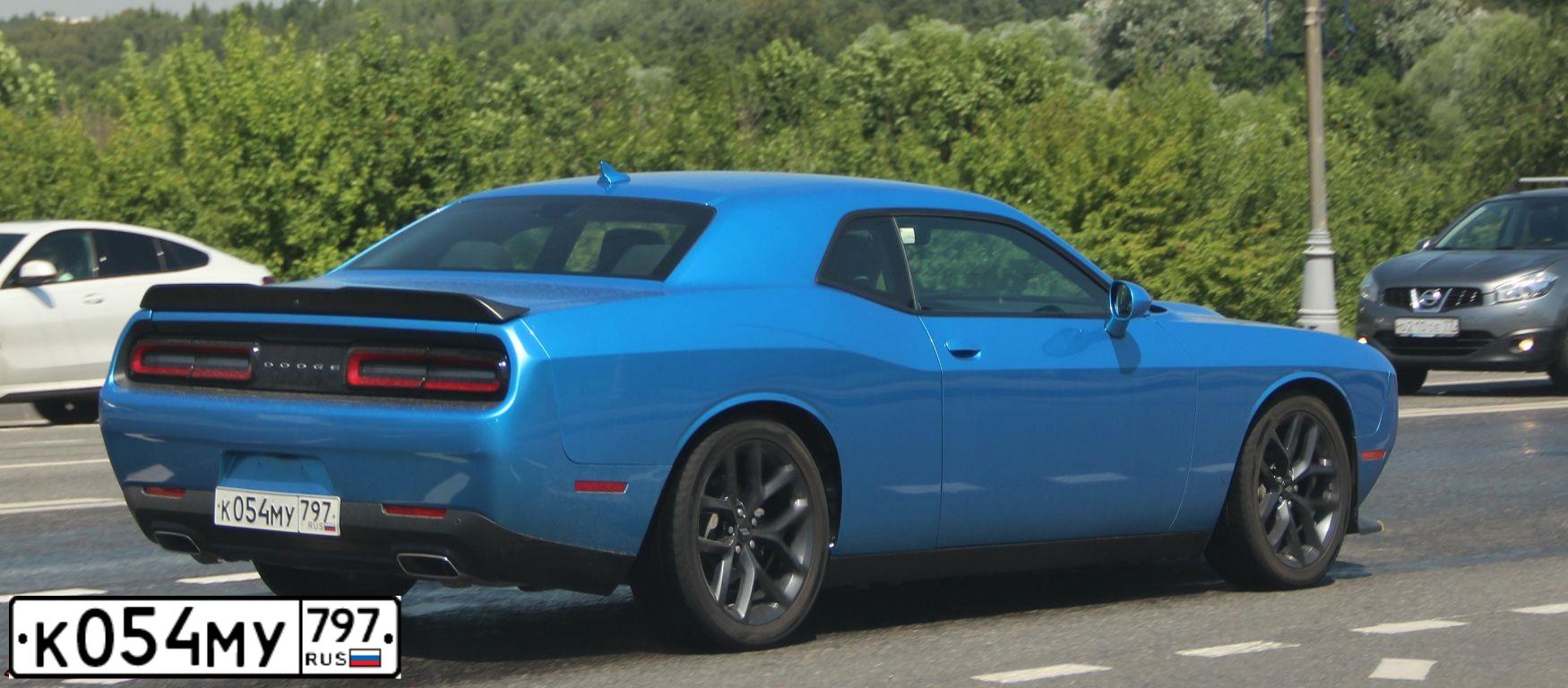 Фото автомобиля DODGE CHALLENGER, 2019 — госномер Т142АН250. Цвет: синий