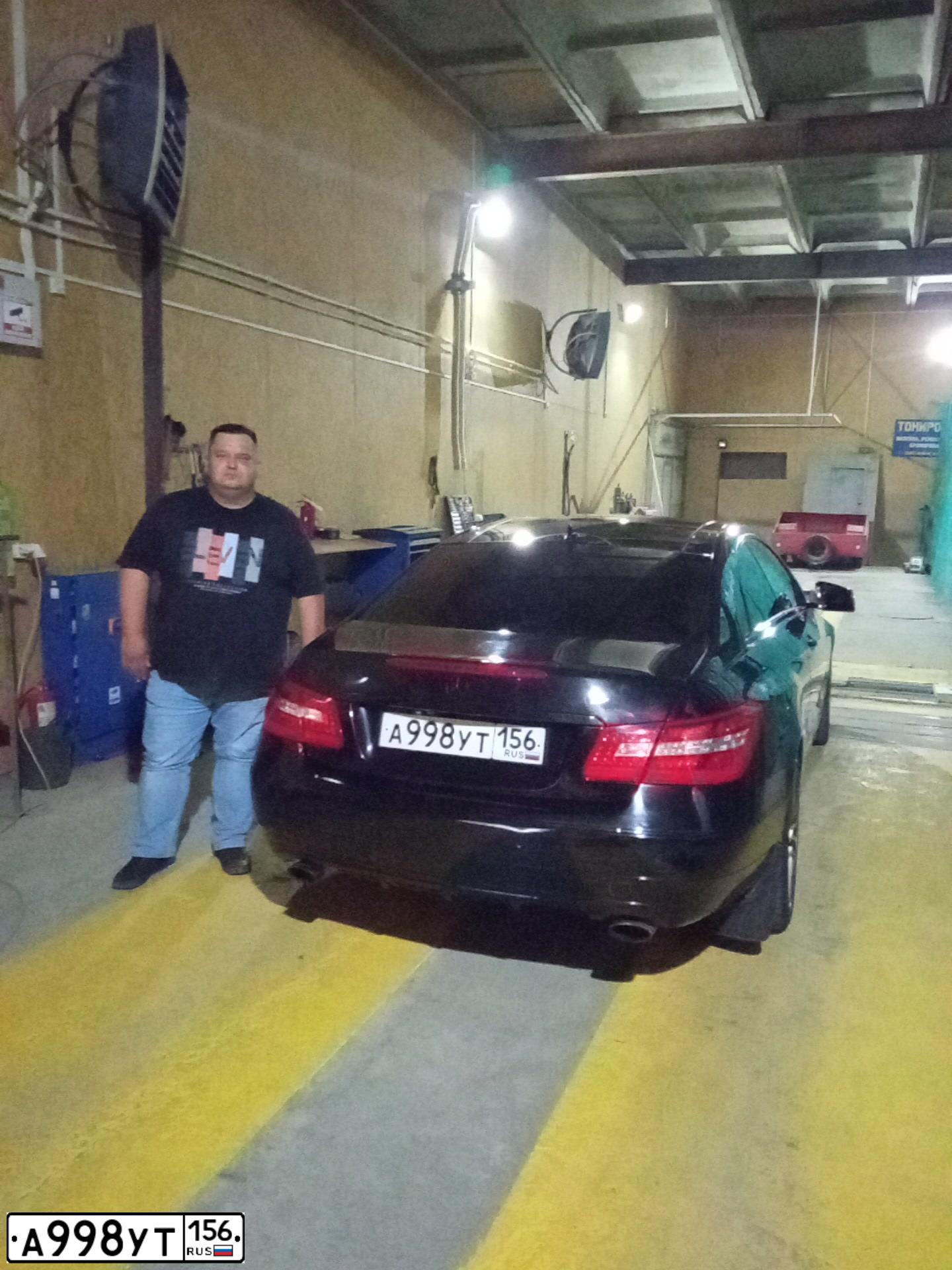 Фото автомобиля MERCEDES E-KLASSE, 2009 — госномер А998УТ156. Цвет: ЧЕРНЫЙ