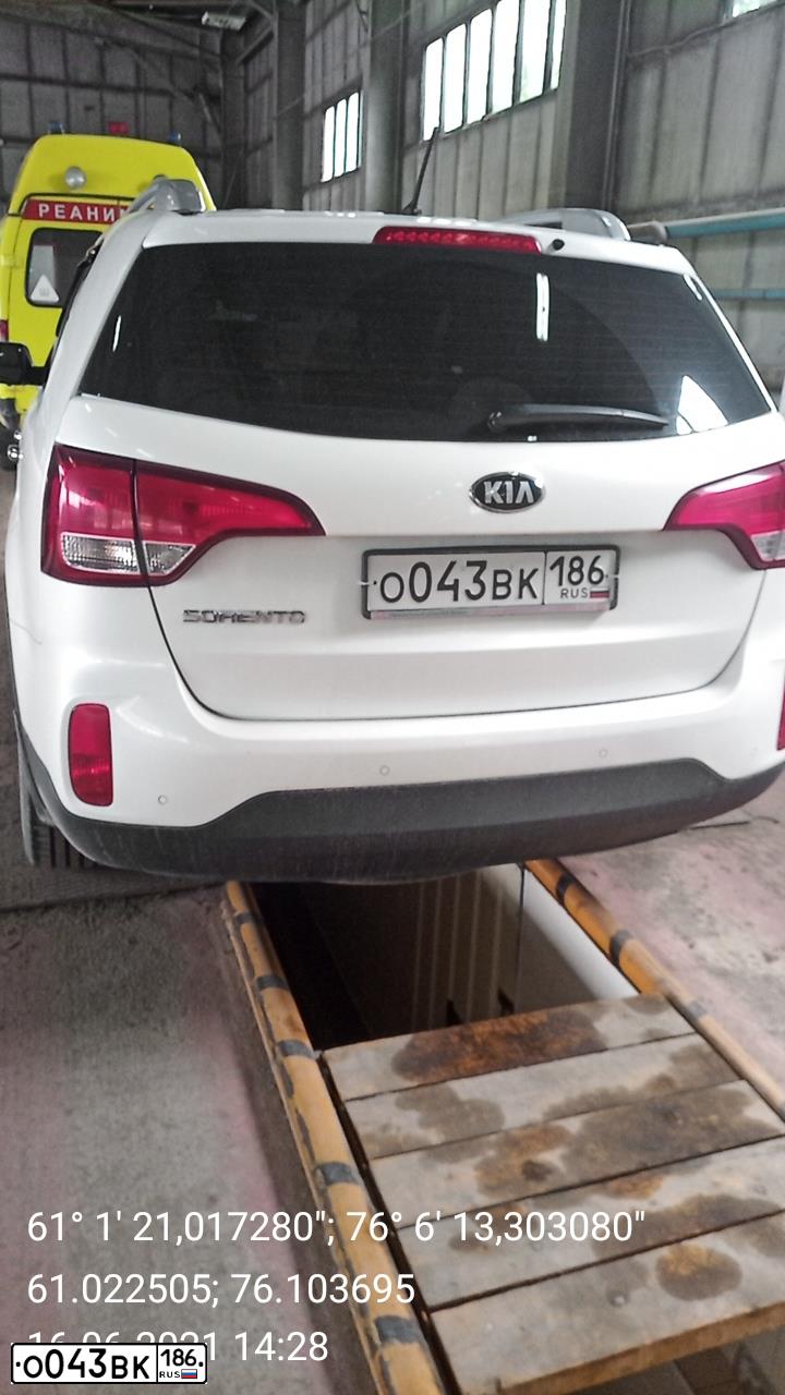Фото автомобиля KIA SORENTO, 2015 — госномер О043ВК186. Цвет: Белый