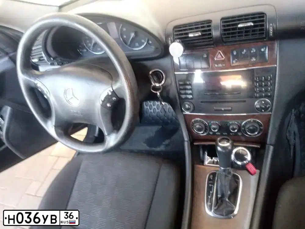 Фото автомобиля MERCEDES C-KLASSE, 2004 — госномер Н036УВ36. Цвет: ЧЕРНЫЙ