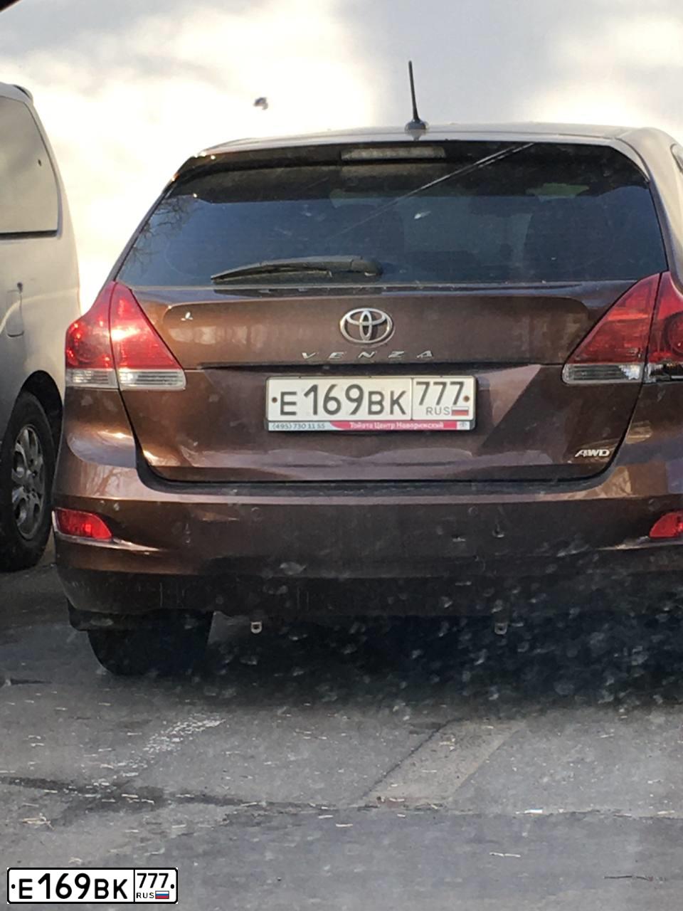 Фото автомобиля TOYOTA VENZA, 2013 — госномер Е169ВК777. Цвет: КОРИЧНЕВЫЙ ТЕМНЫЙ
