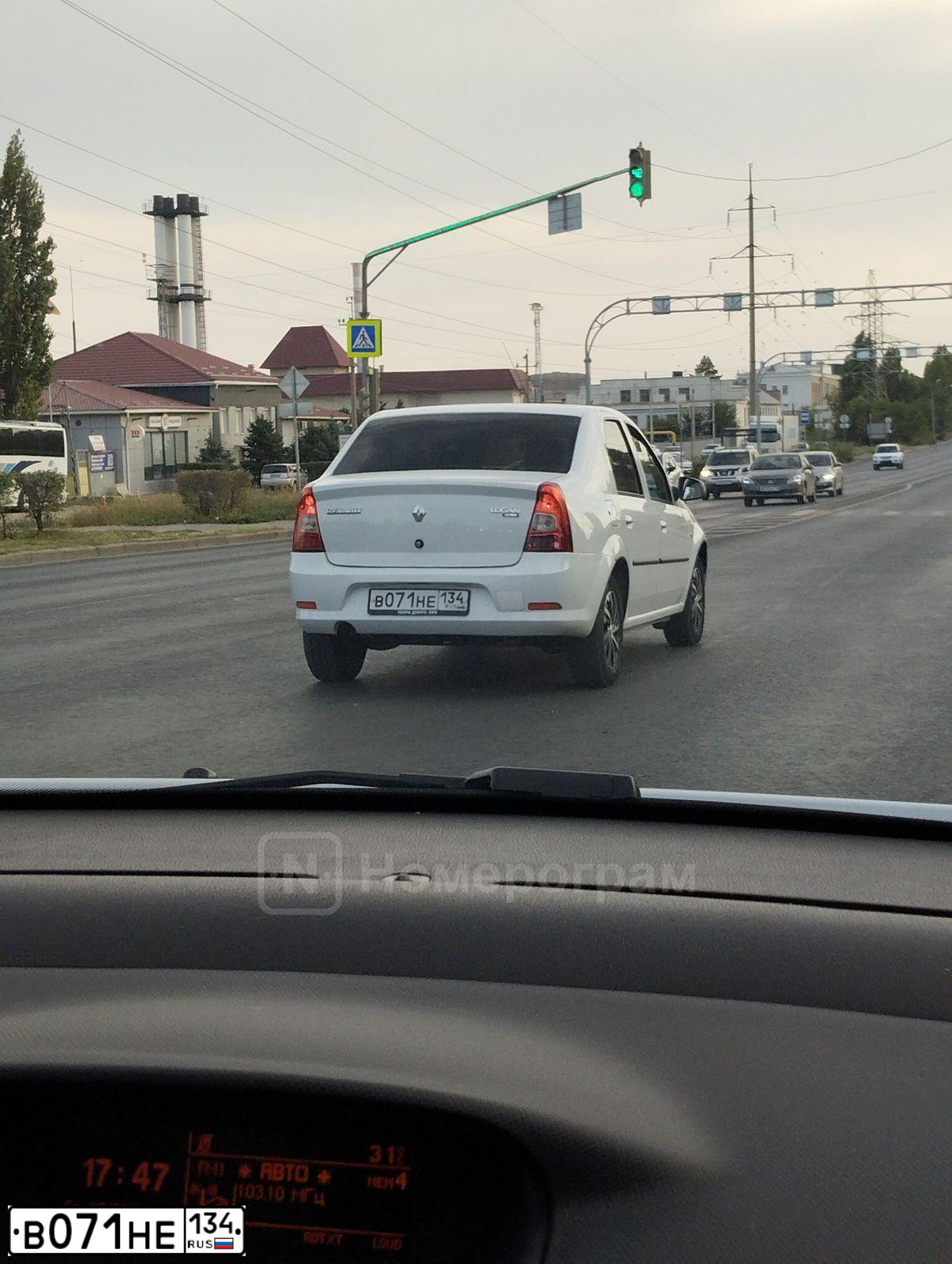 Фото автомобиля RENAULT LOGAN, 2013 — госномер В071НЕ134. Цвет: БЕЛЫЙ