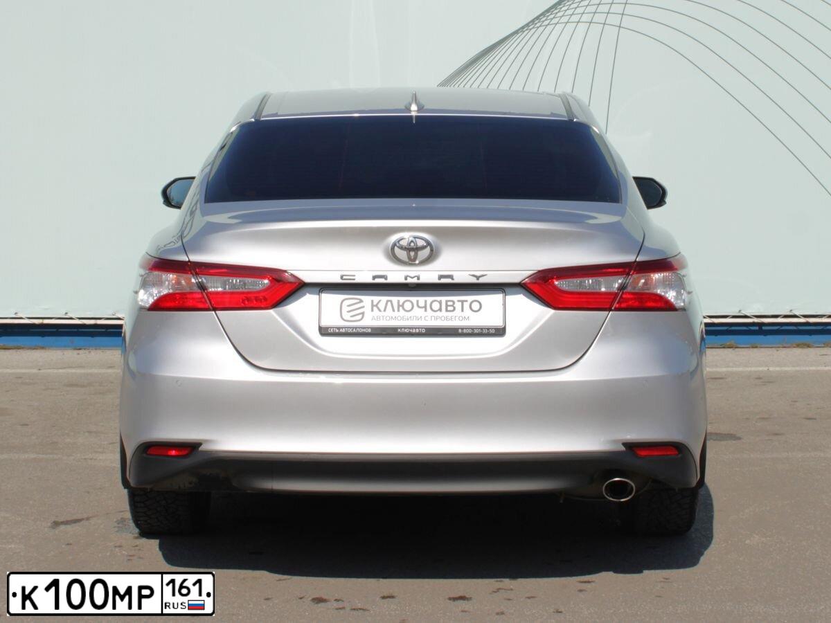 Фото автомобиля TOYOTA CAMRY, 2018 — госномер К100МР161. Цвет: СЕРЕБРИСТЫЙ МЕТАЛЛИК