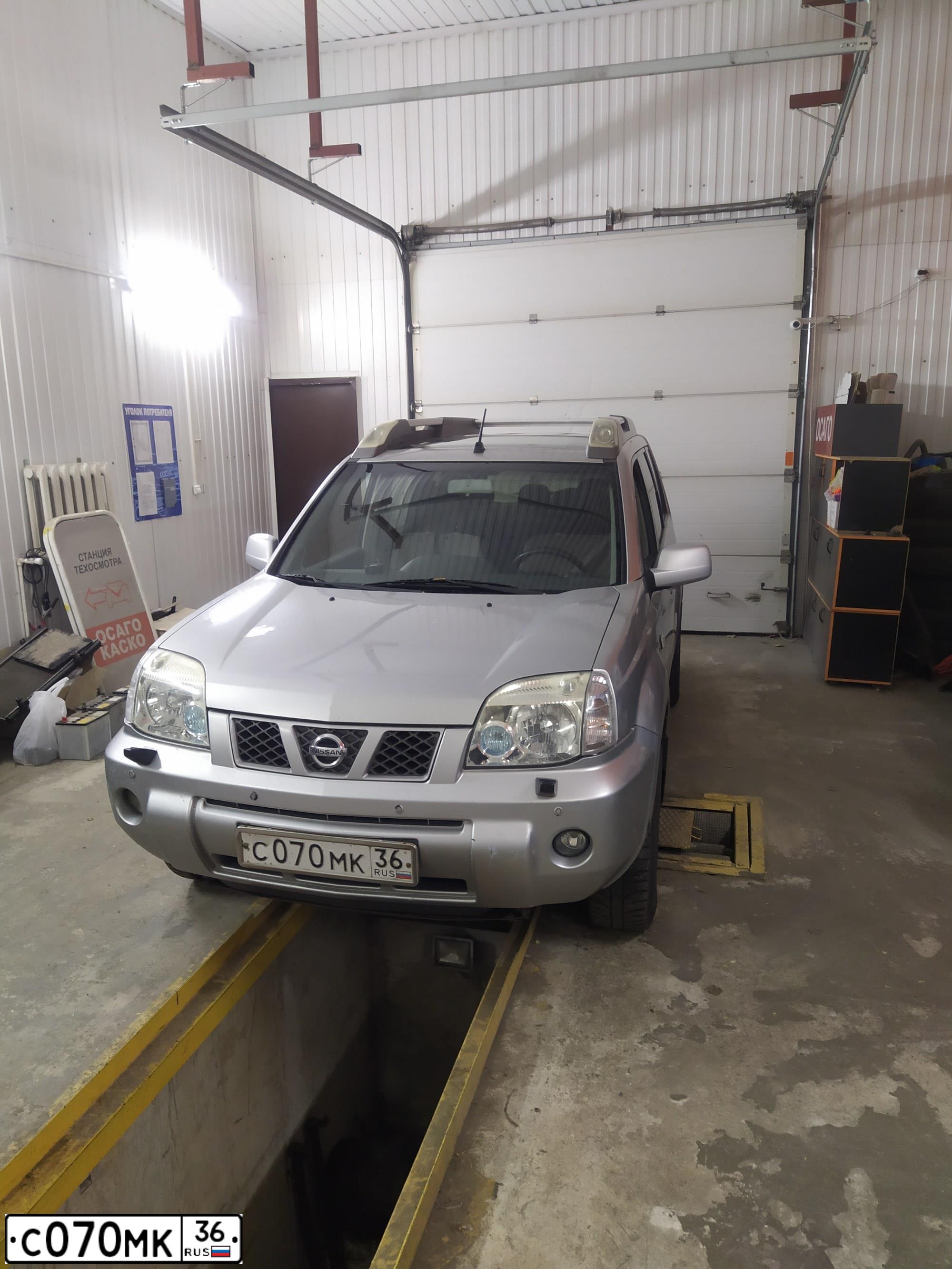 Фото автомобиля NISSAN X-TRAIL, 2005 — госномер С070МК36. Цвет: СЕРЕБРИСТЫЙ