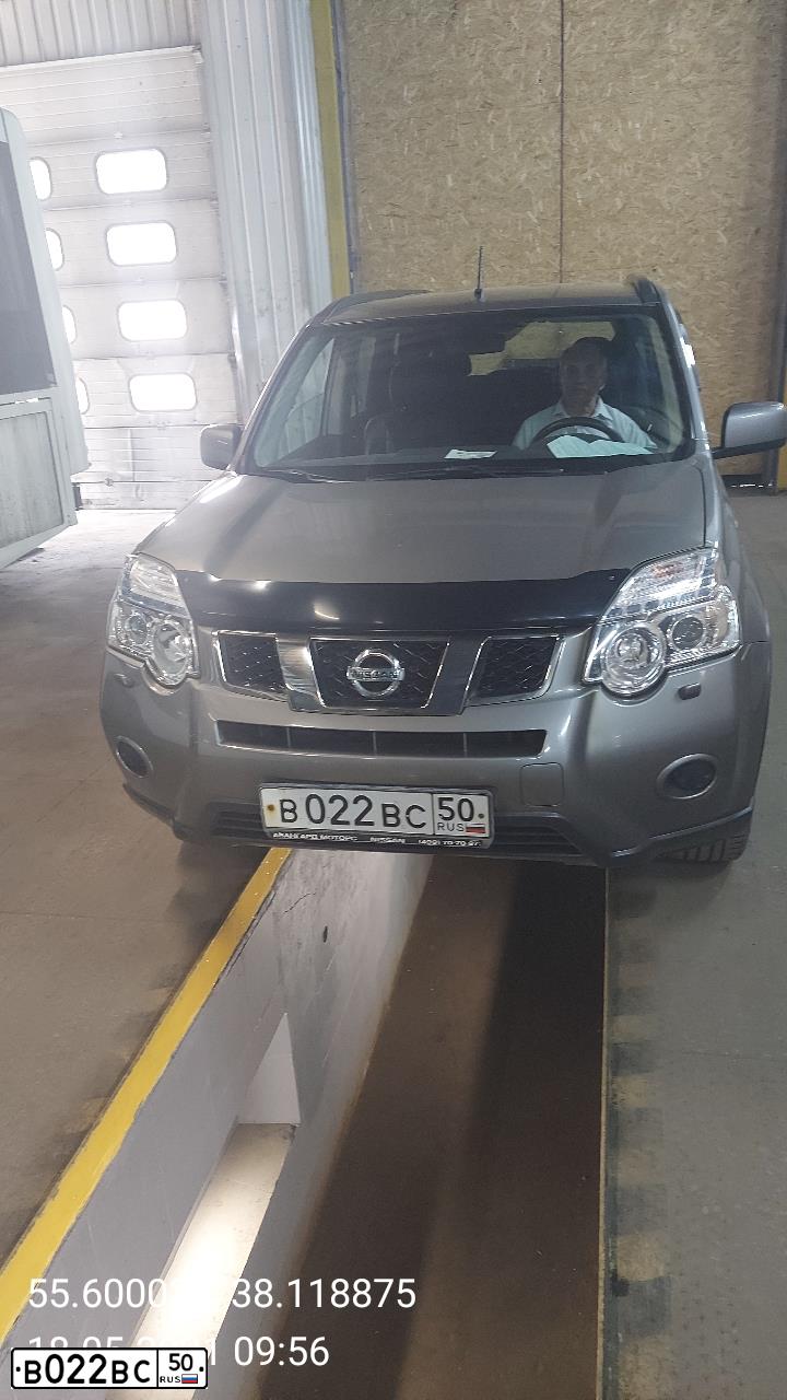 Фото автомобиля NISSAN X-TRAIL, 2013 — госномер В022ВС50. Цвет: СЕРЫЙ