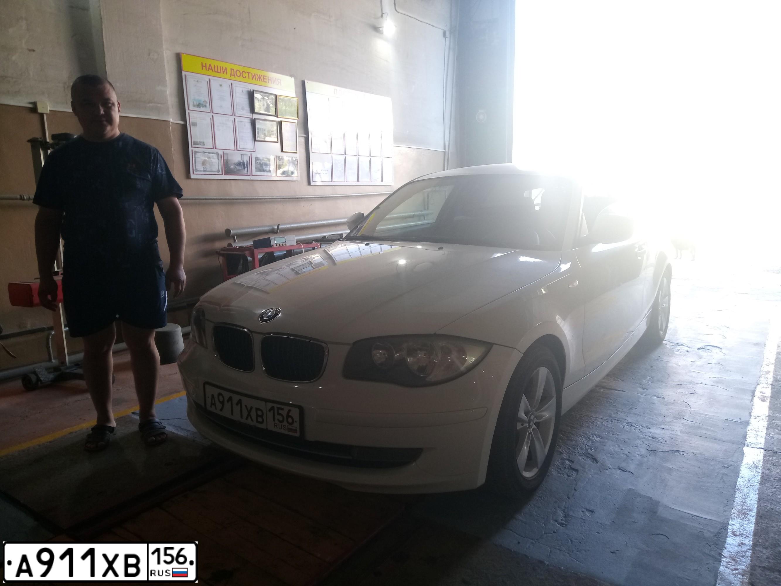 Фото автомобиля BMW SERIE 1, 2010 — госномер А911ХВ156. Цвет: Белый