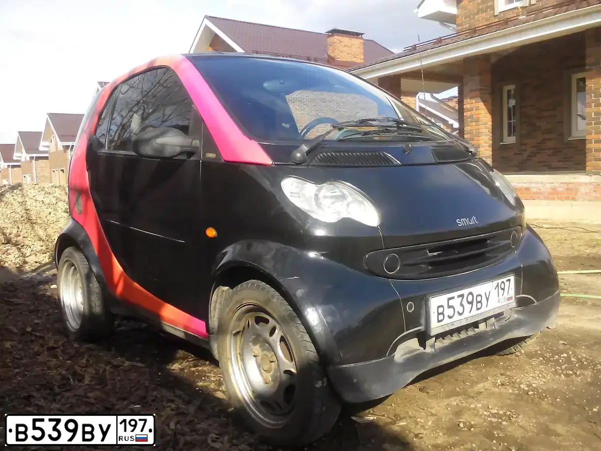 Фото автомобиля SMART CITY, 2003 — госномер У200ОТ199. Цвет: ЧЕРНЫЙ
