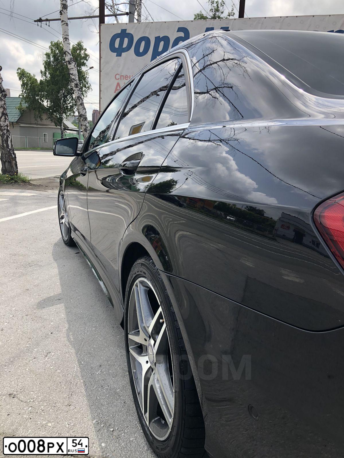 Фото автомобиля MERCEDES E-KLASSE, 2014 — госномер Е001КР196. Цвет: ЧЕРНЫЙ