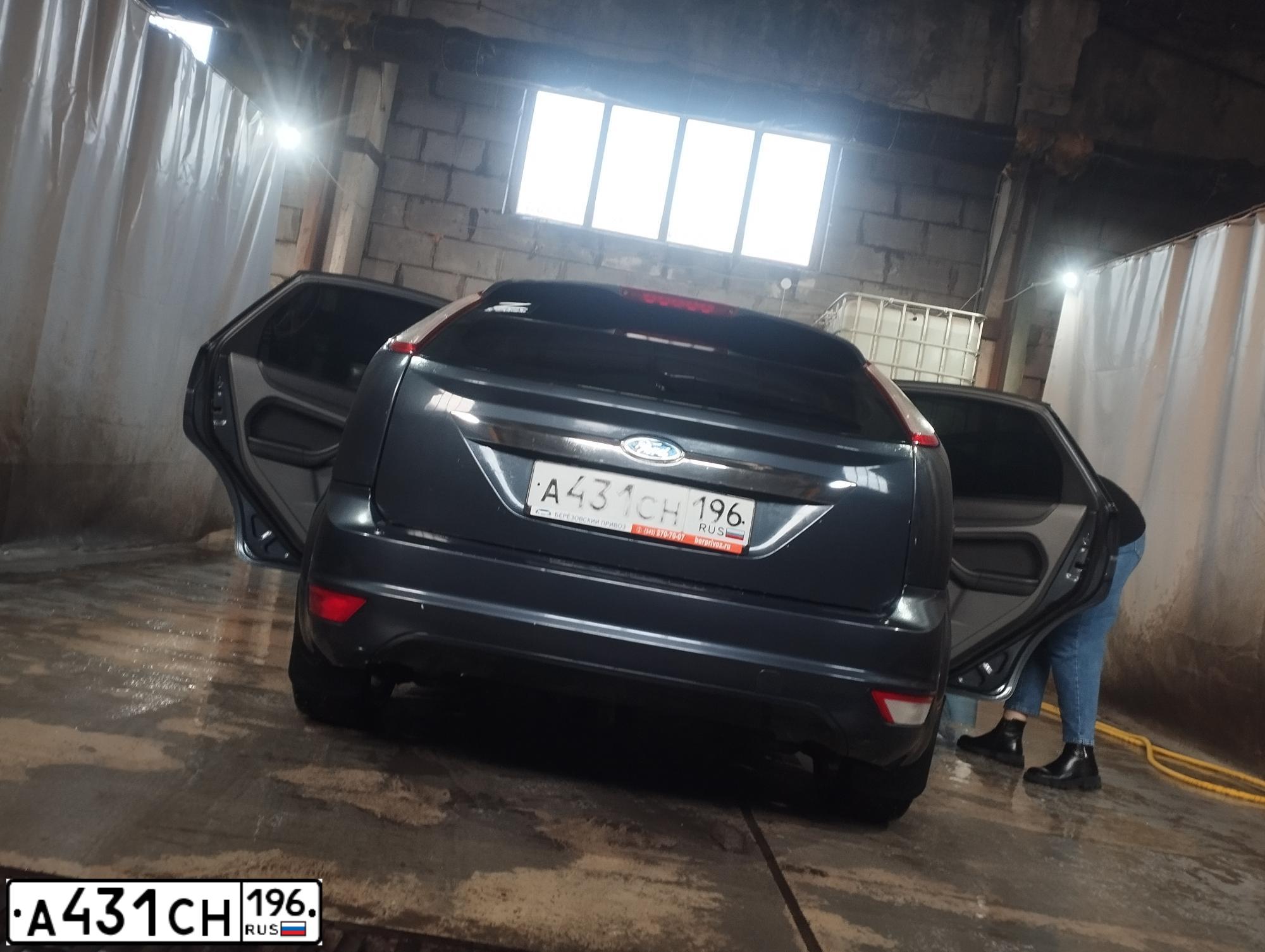 Фото автомобиля FORD FOCUS, 2008 — госномер А431СН196. Цвет: ТЕМНО-СЕРЫЙ