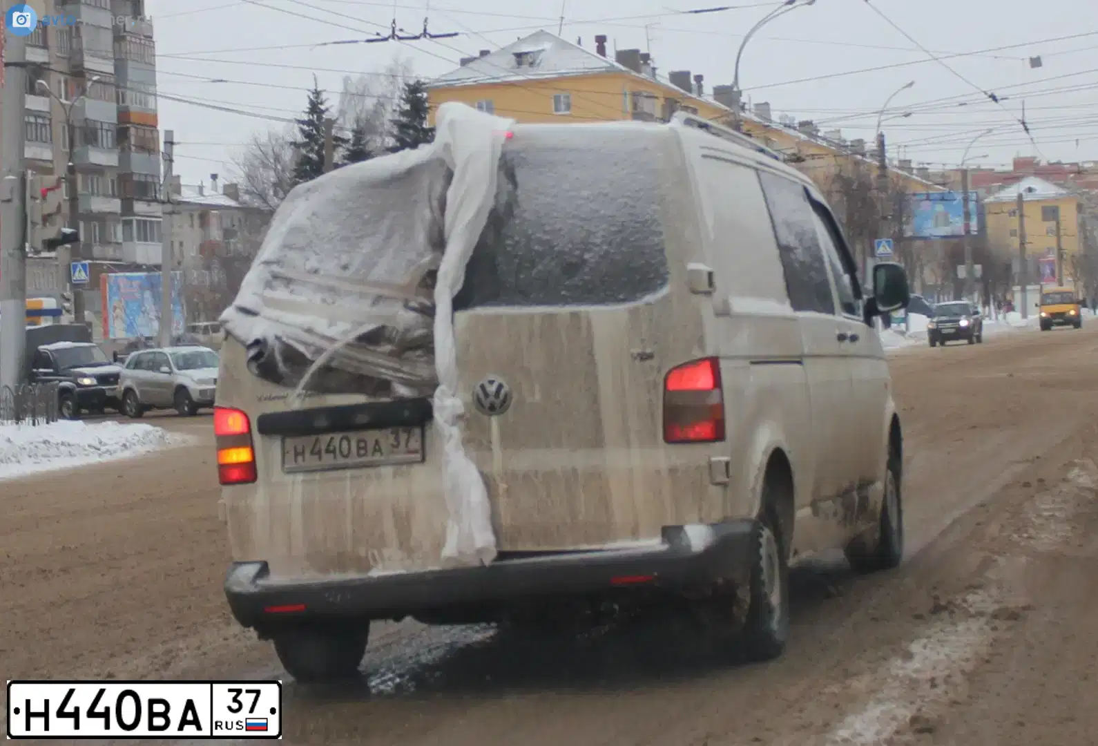 Фото автомобиля VOLKSWAGEN TRANSPORTER, 2005 — госномер А031АЕ37. Цвет: БЕЛЫЙ