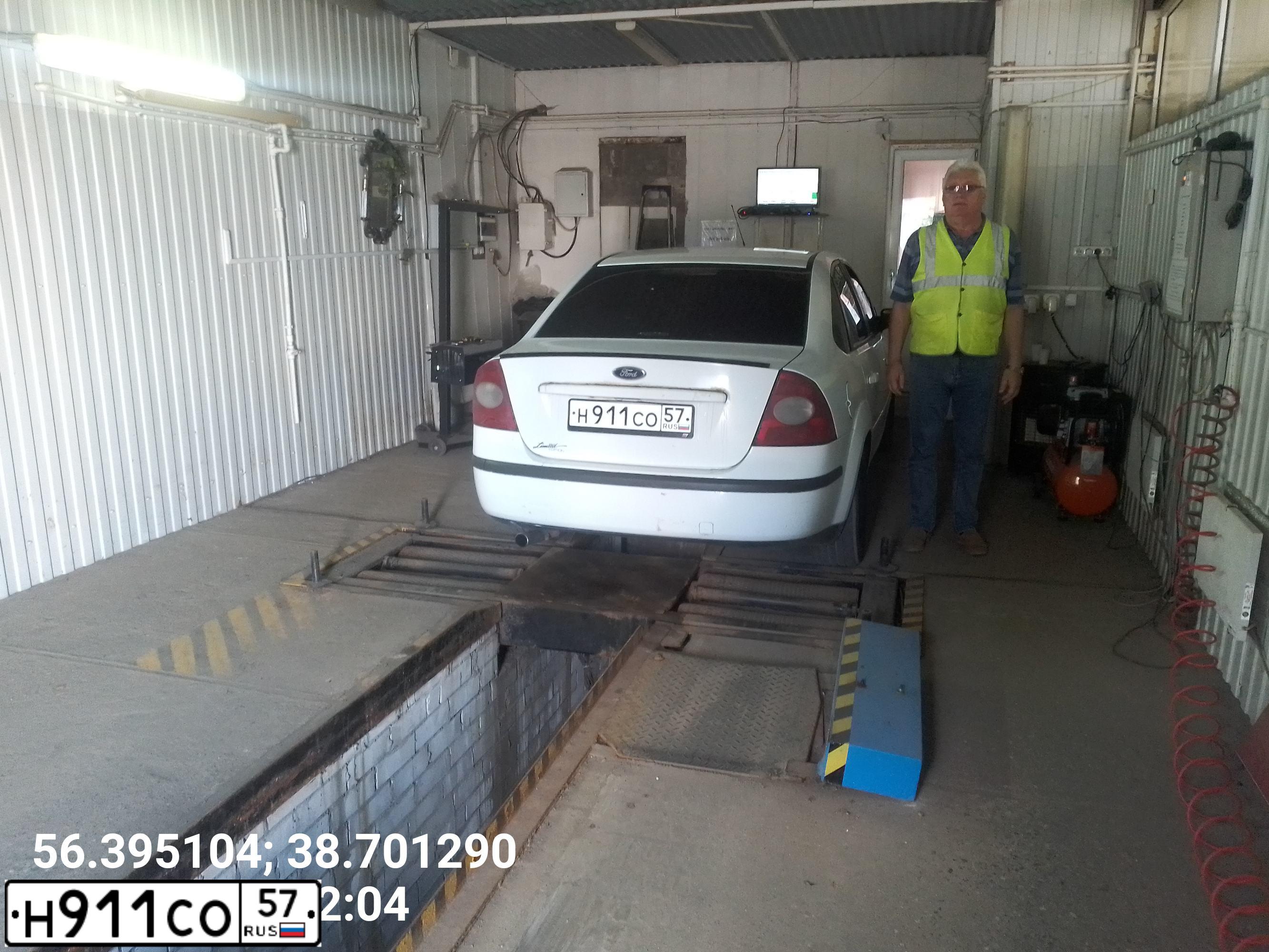 Фото автомобиля FORD FOCUS, 2005 — госномер К143УН33. Цвет: Белый