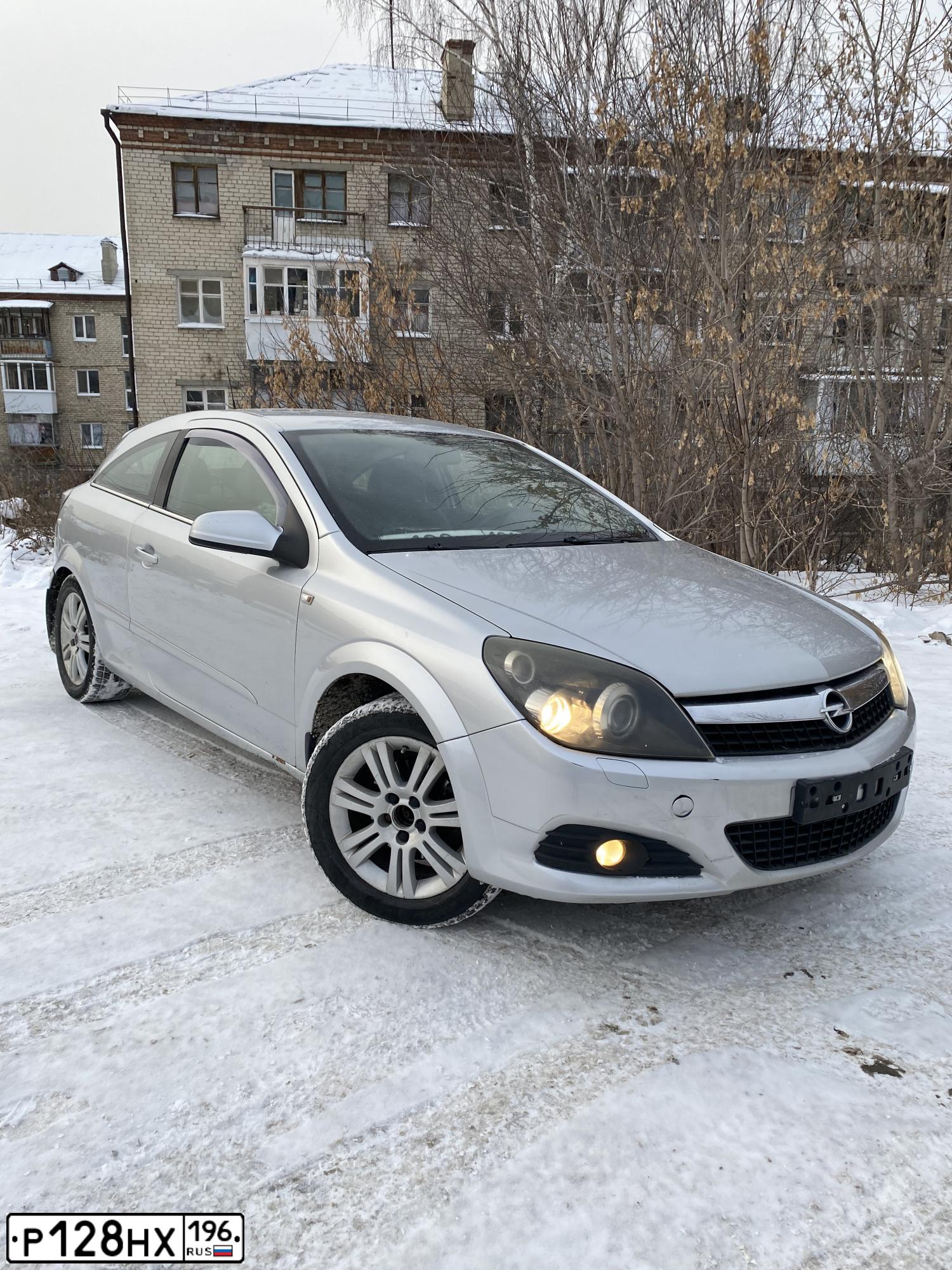 Фото автомобиля OPEL ASTRA, 2007 — госномер У330ВК196. Цвет: СВЕТЛО-СЕРЫЙ