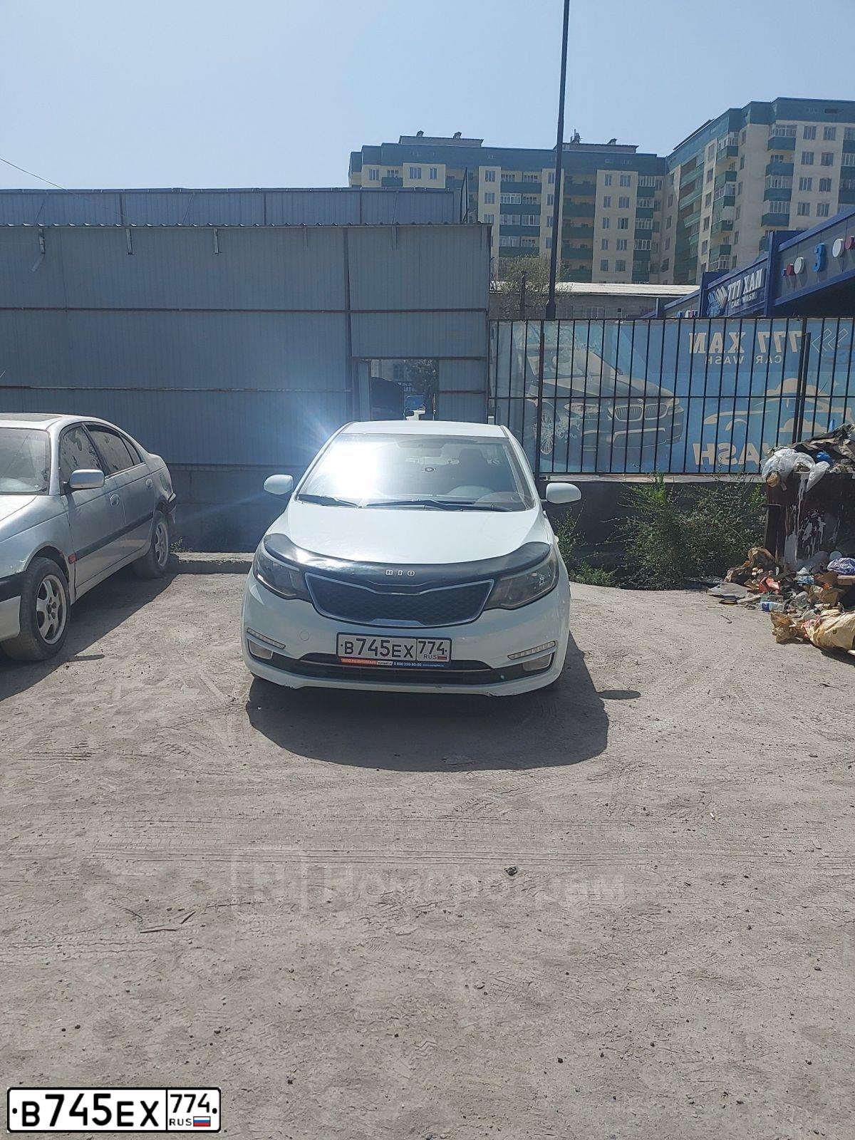 Фото автомобиля KIA RIO, 2016 — госномер В745ЕХ774. Цвет: Белый