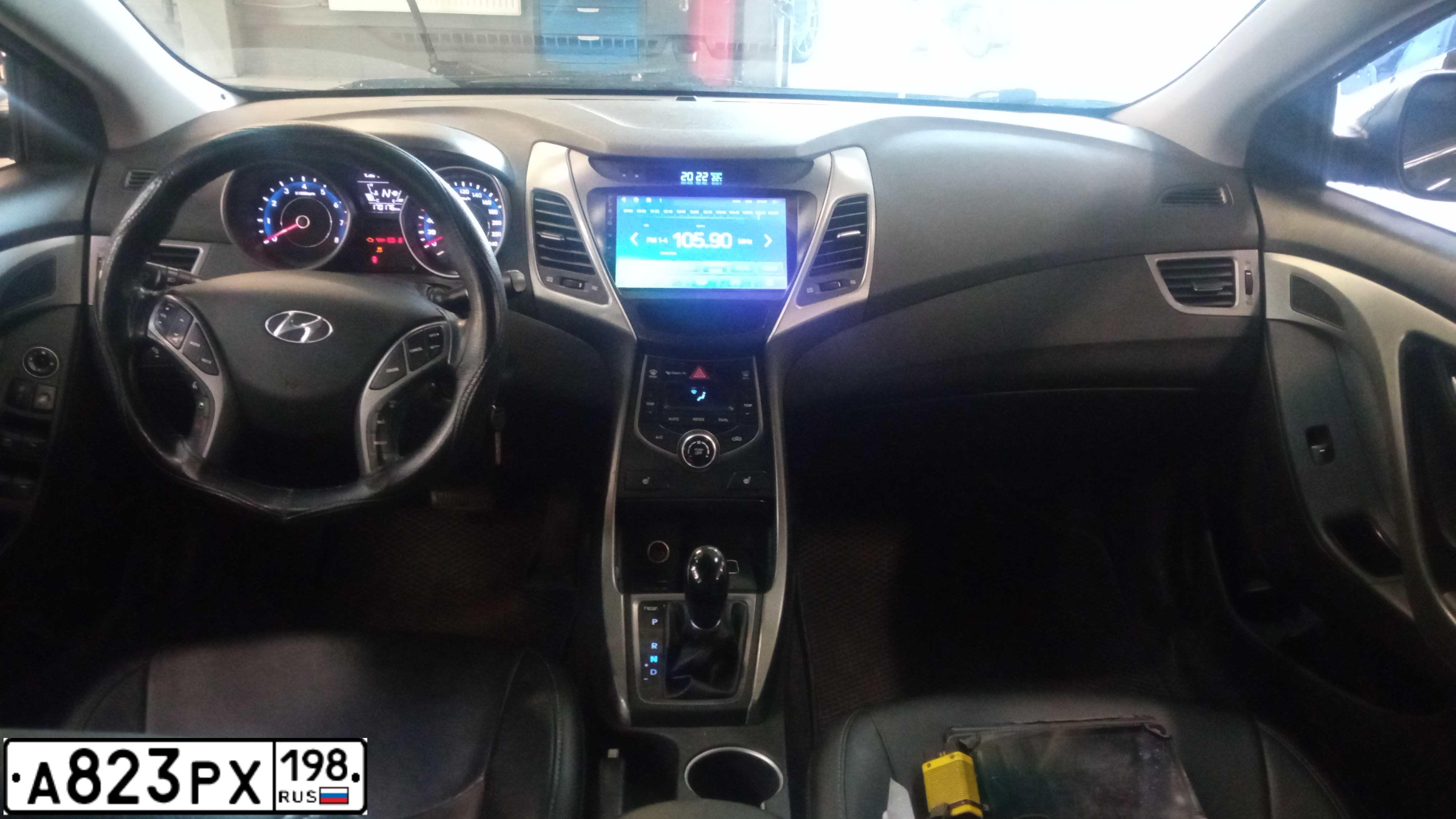 Фото автомобиля HYUNDAI ELANTRA, 2015 — госномер У186ЕН178. Цвет: ЧЕРНЫЙ