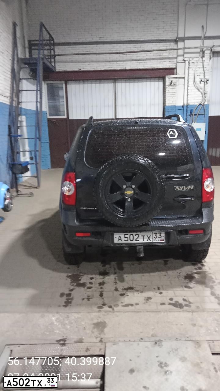 Фото автомобиля CHEVROLET NIVA, 2014 — госномер А502ТХ33. Цвет: Черно-Синий Металлиик