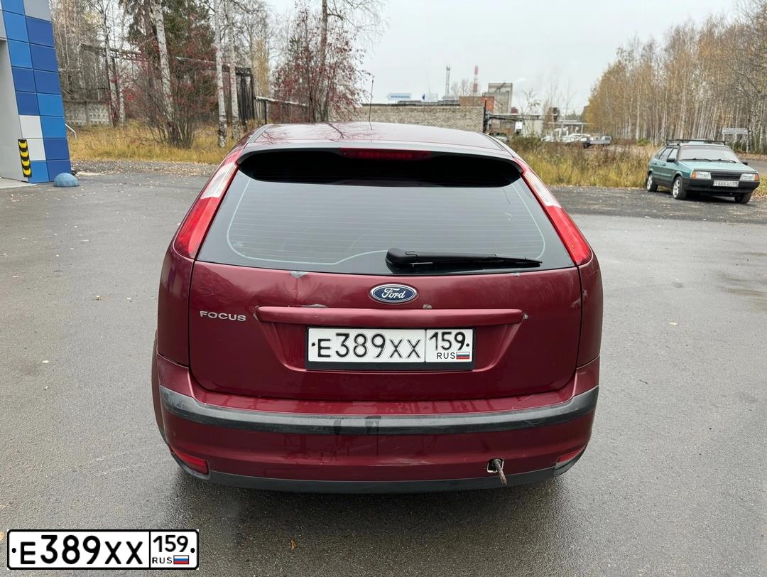 Фото автомобиля FORD FOCUS, 2006 — госномер Е389ХХ159. Цвет: ВИШНЕВЫЙ