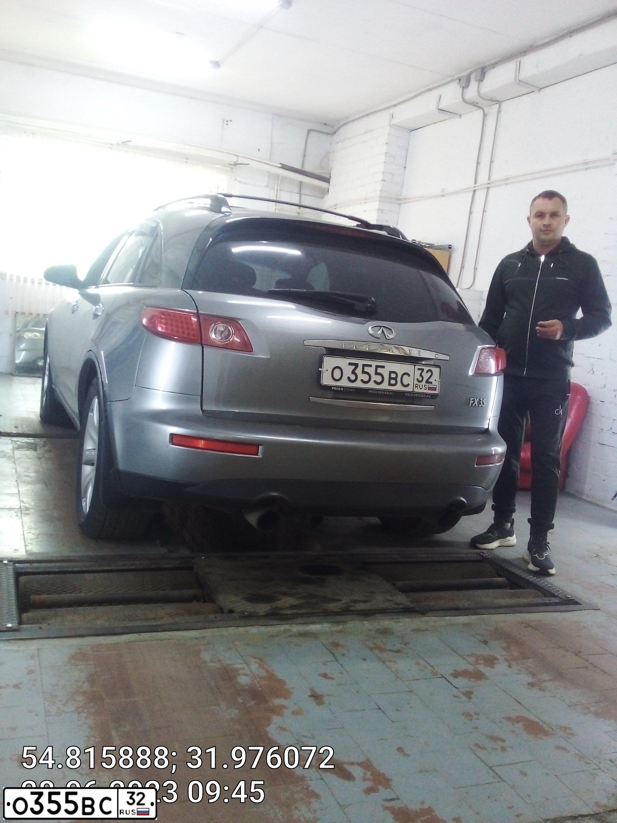 Фото автомобиля INFINITI QX70 /FX/, 2005 — госномер О355ВС32. Цвет: СЕРЫЙ
