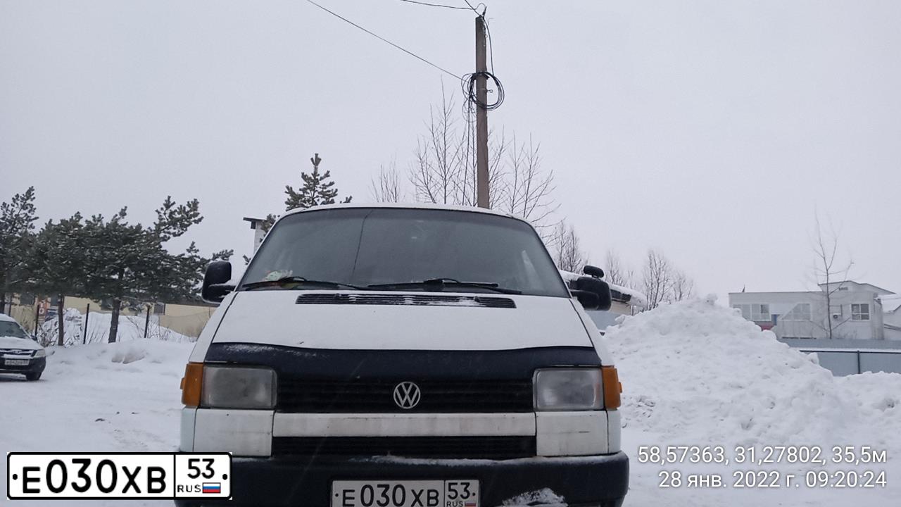 Фото автомобиля VOLKSWAGEN TRANSPORTER, 1991 — госномер М911СР35. Цвет: Белый