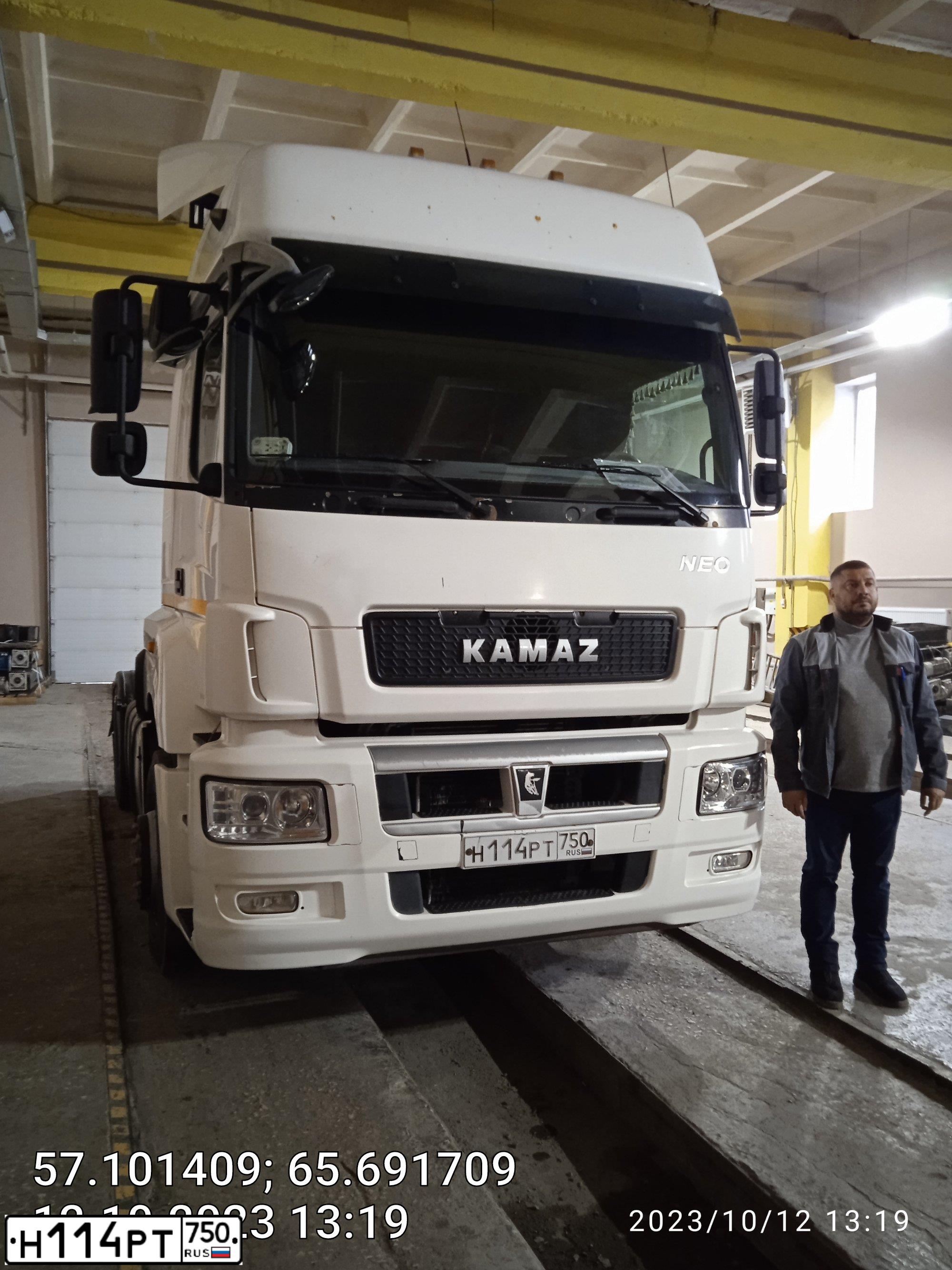Фото автомобиля KAMAZ 5490, 2017 — госномер М026АН250. Цвет:  белый RAL 9010