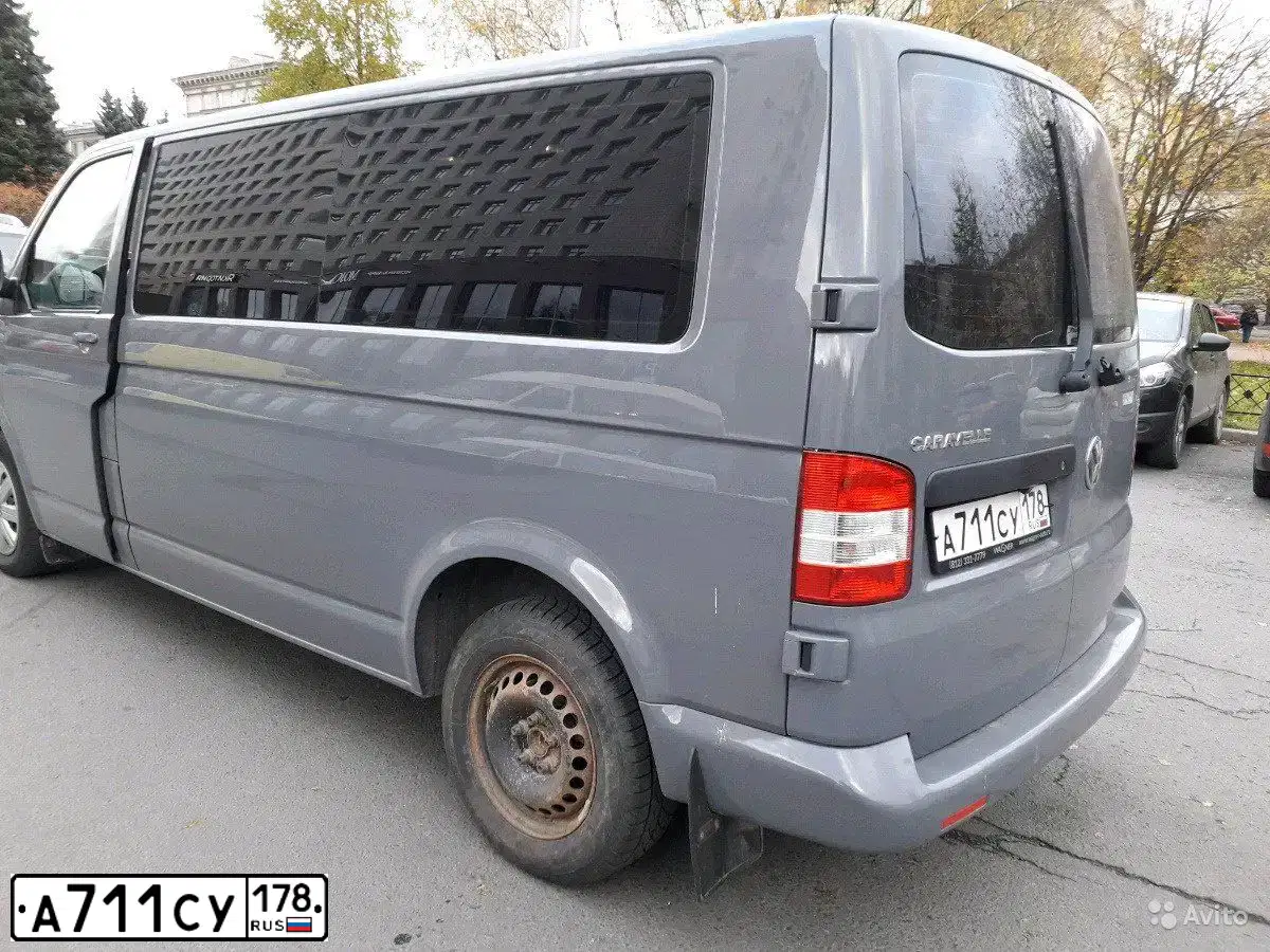Фото автомобиля VOLKSWAGEN CARAVELLE, 2010 — госномер К734ЕР147. Цвет: ТЕМНО-СЕРЫЙ