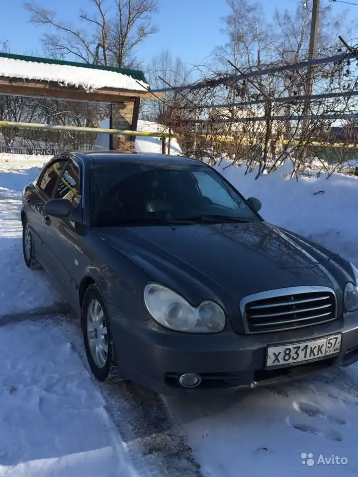 Фото автомобиля HYUNDAI SONATA, 2005 — госномер А174ТВ67. Цвет: СЕРЫЙ
