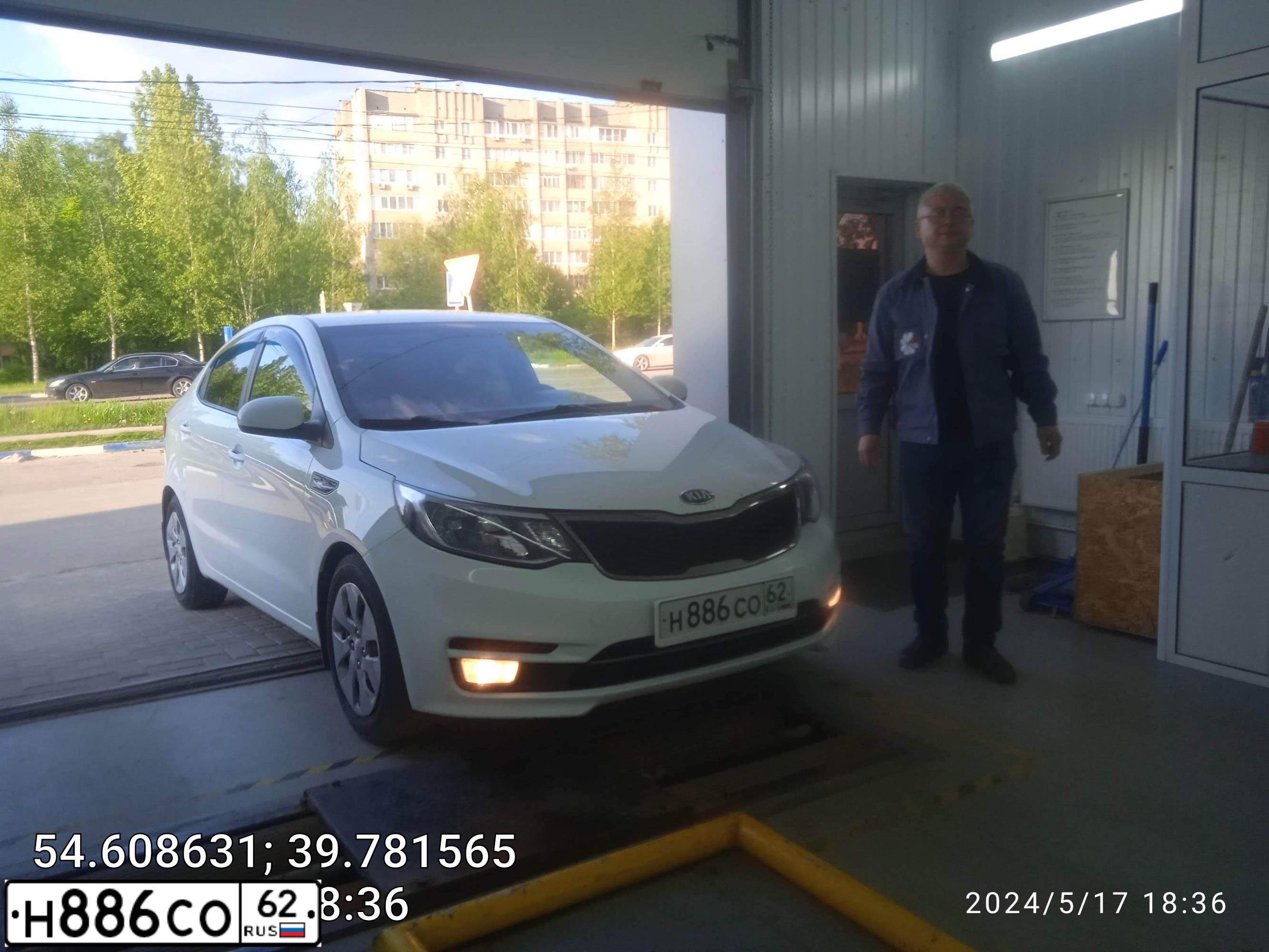 Фото автомобиля KIA RIO, 2015 — госномер Н886СО62. Цвет: Белый
