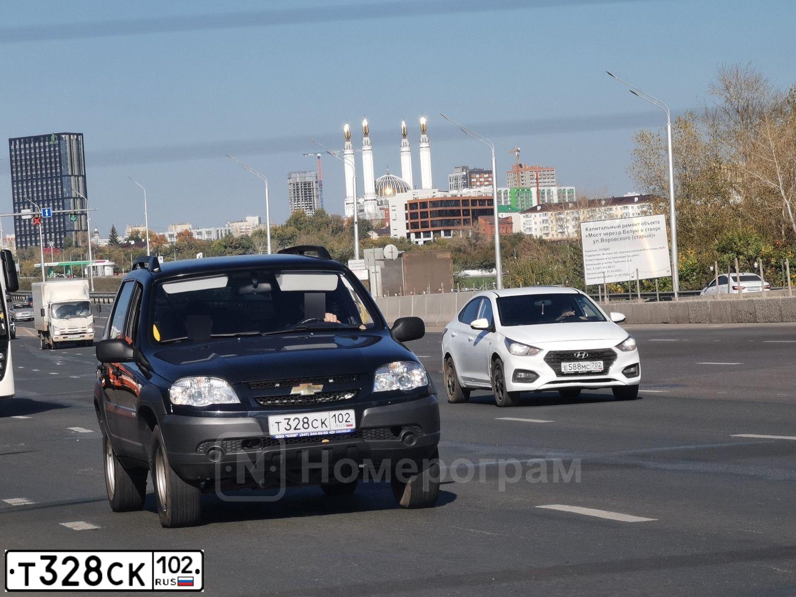 Фото автомобиля CHEVROLET NIVA, 2011 — госномер Т328СК102. Цвет: ЧЕРНО-СИНИЙ МЕТАЛЛИК