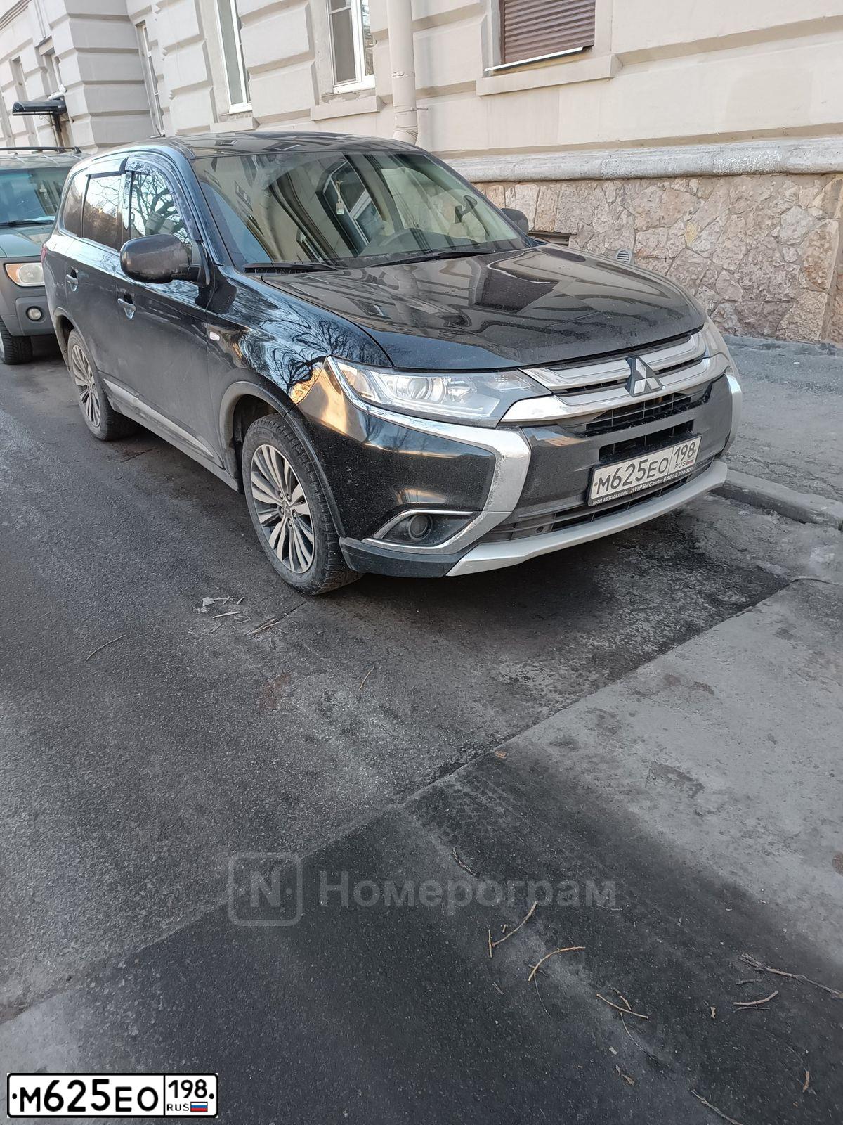 Фото автомобиля MITSUBISHI OUTLANDER, 2015 — госномер М625ЕО198. Цвет: ЧЕРНЫЙ