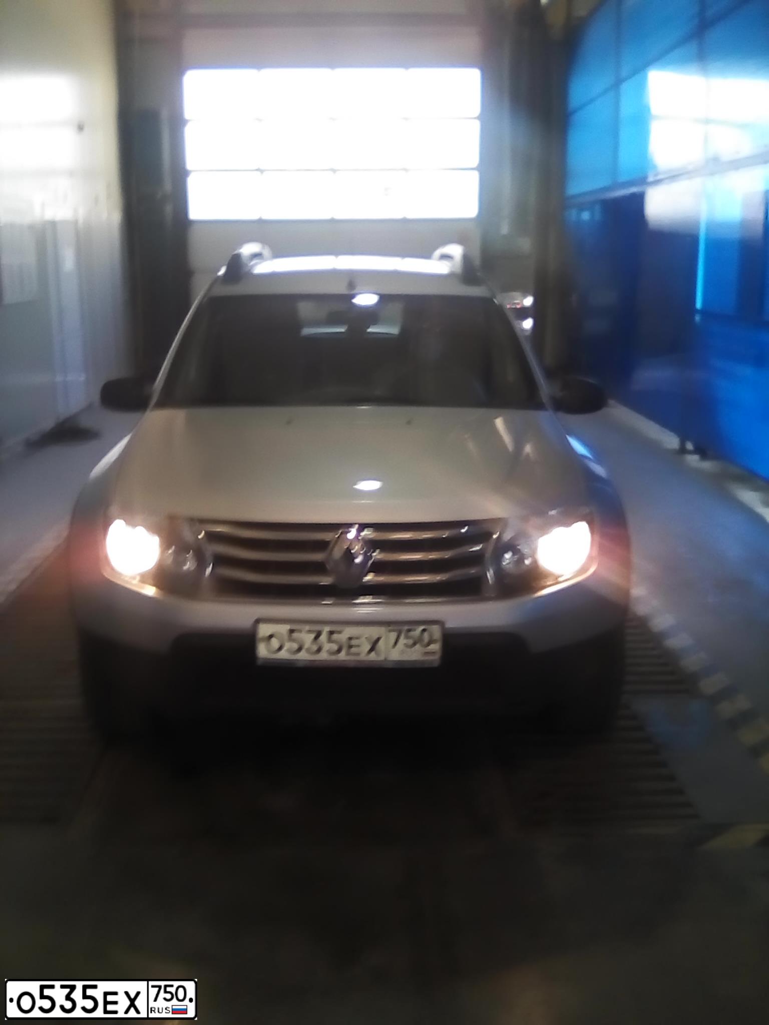 Фото автомобиля RENAULT DUSTER, 2014 — госномер О535ЕХ750. Цвет: СЕРЫЙ СВЕТЛЫЙ