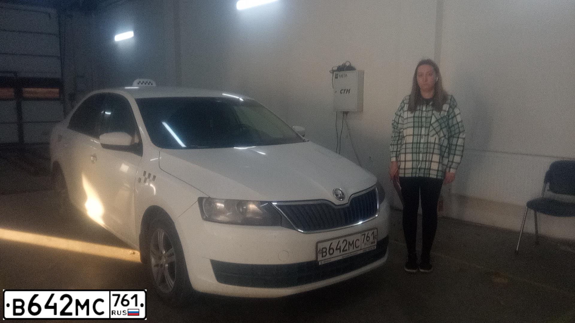 Фото автомобиля SKODA RAPID, 2017 — госномер В642МС761. Цвет: Белый