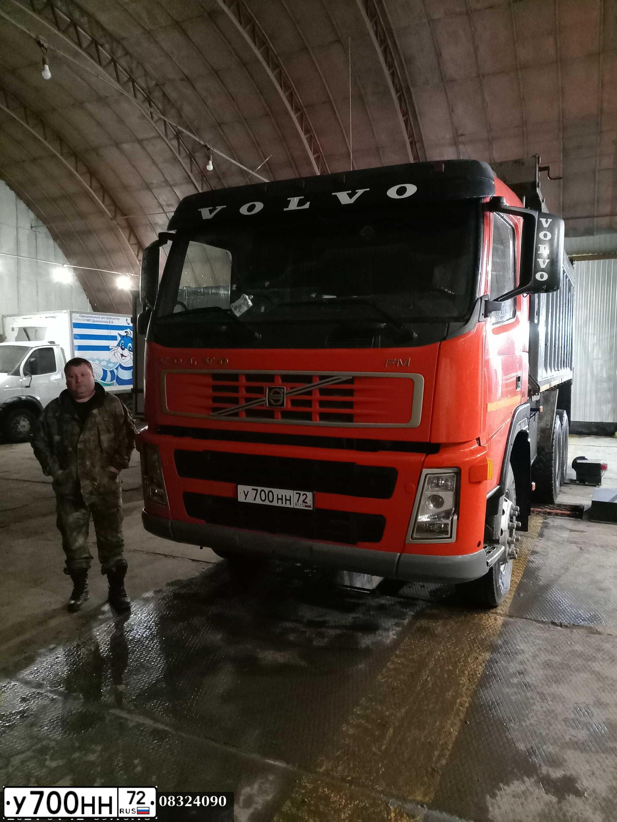 Фото автомобиля VOLVO FM, 2007 — госномер Р341ОУ70. Цвет: Красный