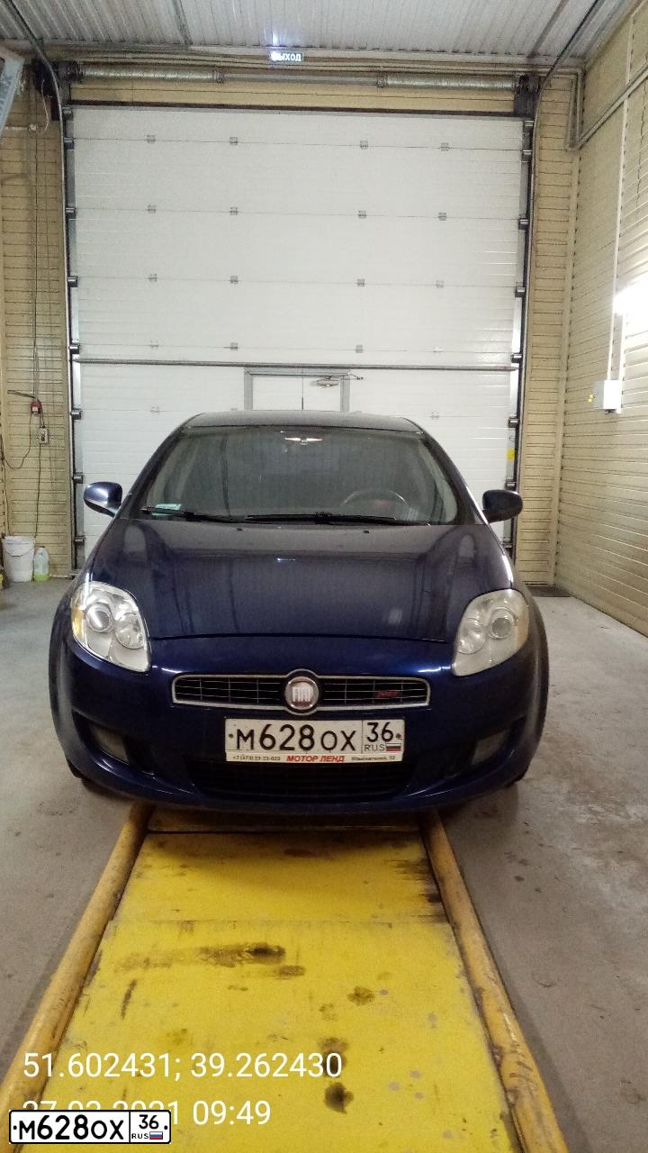 Фото автомобиля FIAT BRAVA / BRAVO, 2008 — госномер М628ОХ36. Цвет: Темно-синий