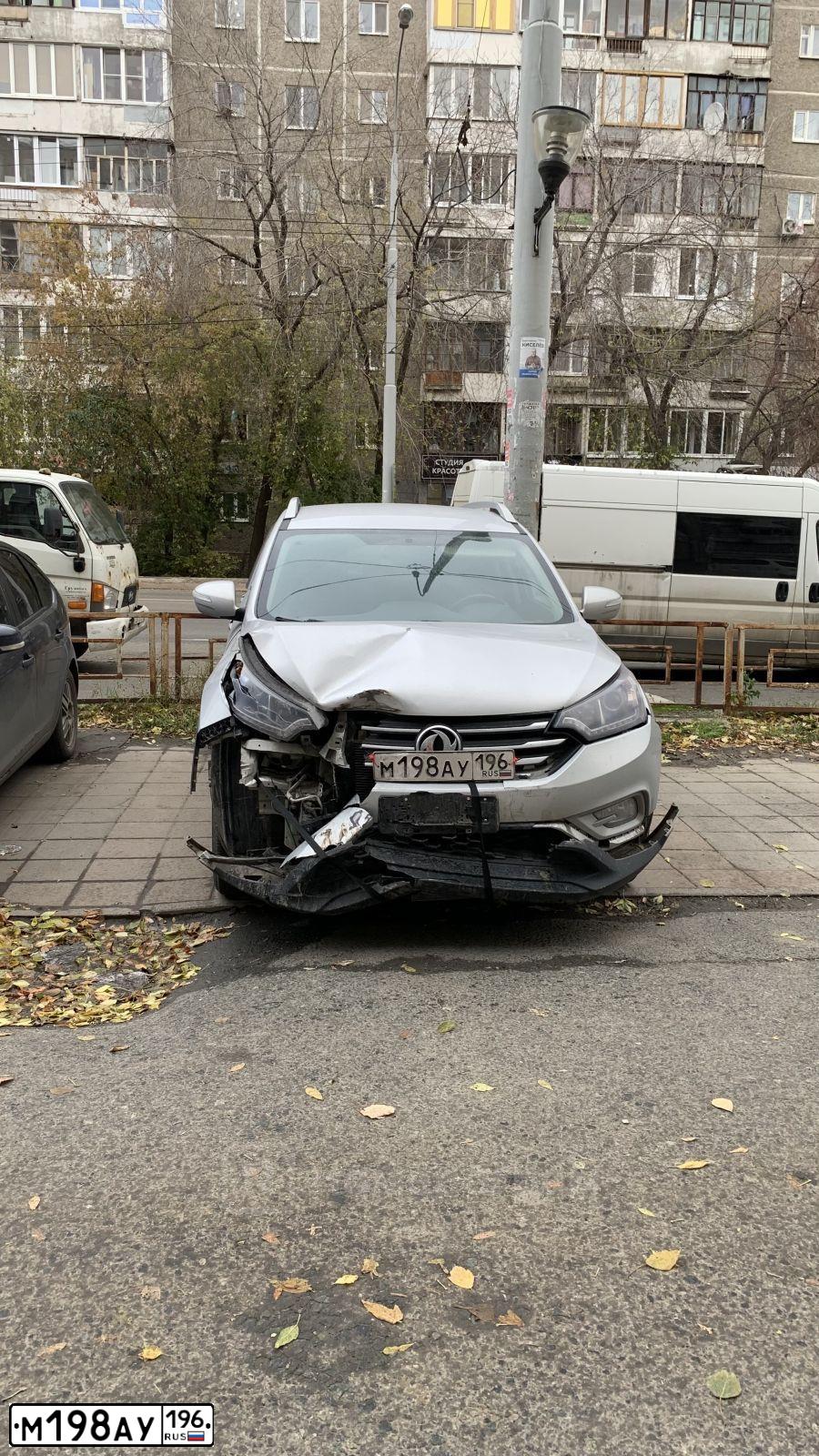 Фото автомобиля DONGFENG AX7, 2018 — госномер М198АУ196. Цвет: Серый