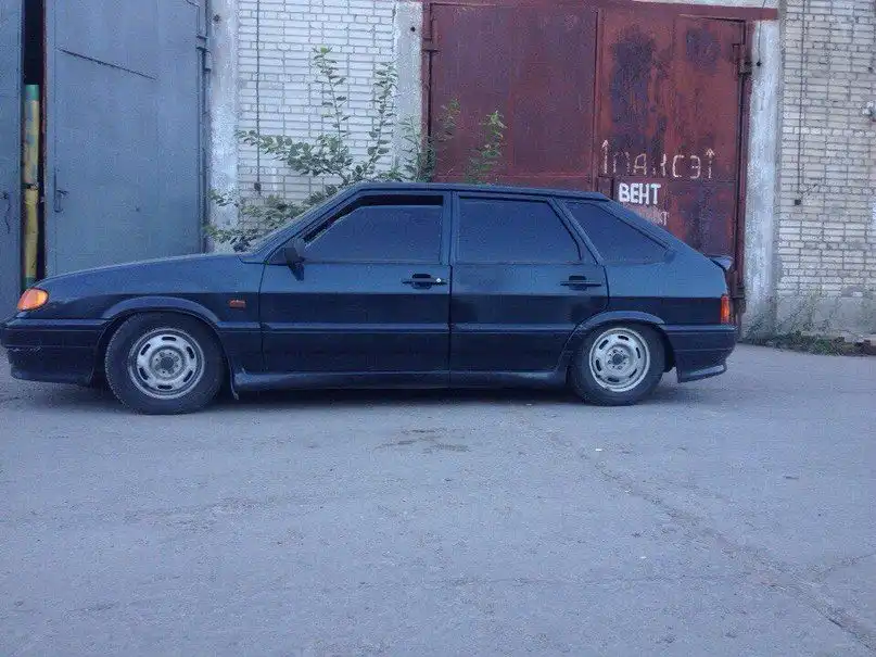 Фото автомобиля LADA 2114 SAMARA, 2006 — госномер У385НТ178. Цвет: ГРАФИТОВЫЙ МЕТАЛИК