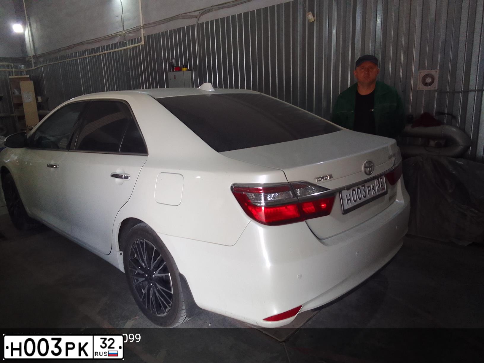 Фото автомобиля TOYOTA CAMRY, 2016 — госномер Н003РК32. Цвет: Белый