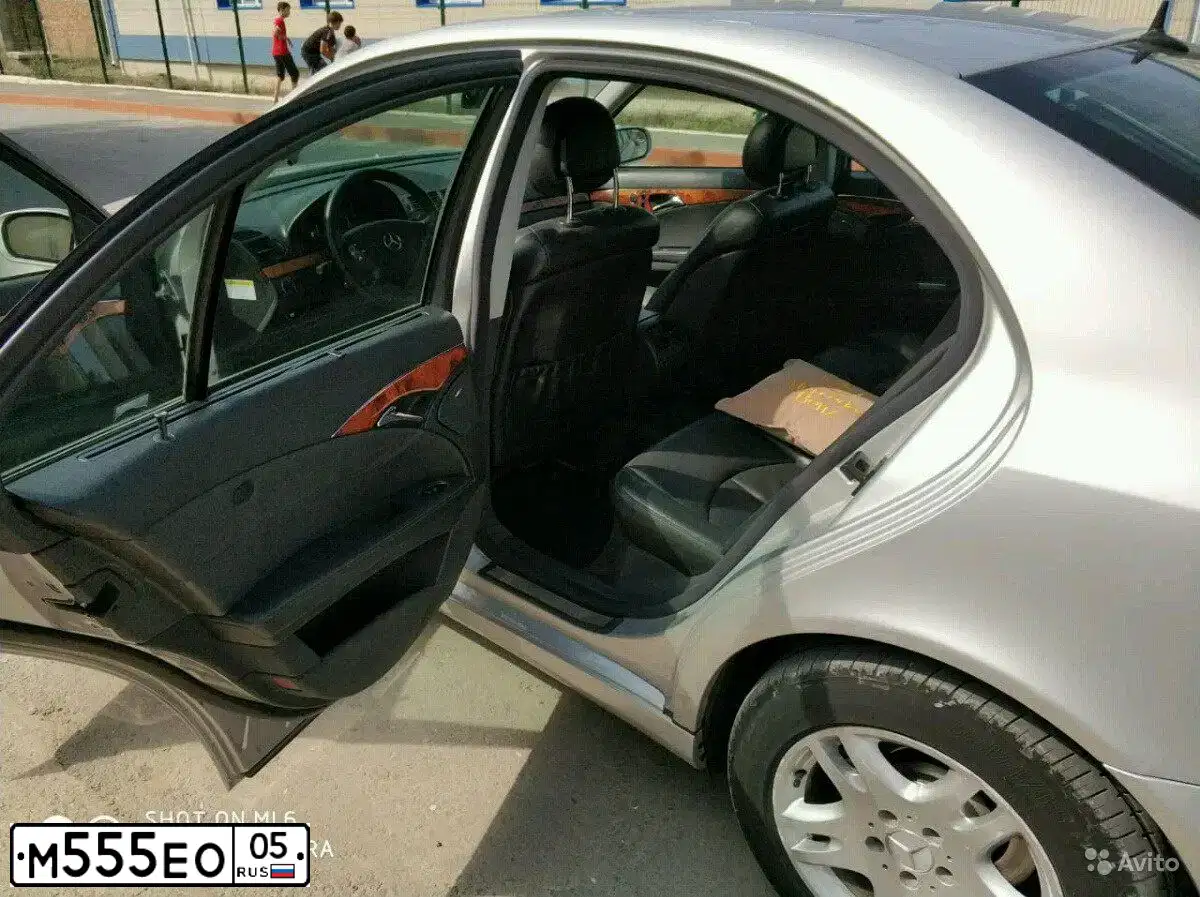 Фото автомобиля MERCEDES E-KLASSE, 2004 — госномер М555ЕО05. Цвет: Серебристый