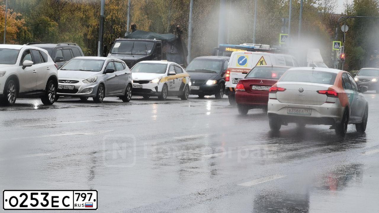 Фото автомобиля MITSUBISHI LANCER, 2009 — госномер О910ВА977. Цвет: Красный
