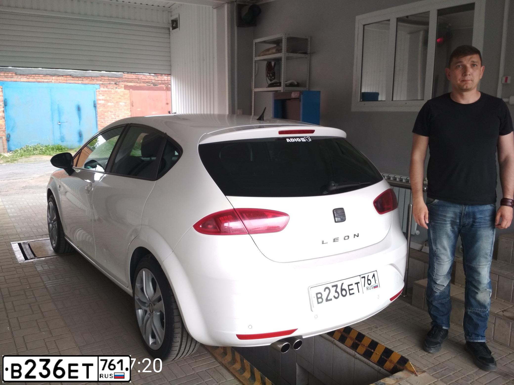 Фото автомобиля SEAT LEON, 2012 — госномер М337НО13. Цвет: Белый