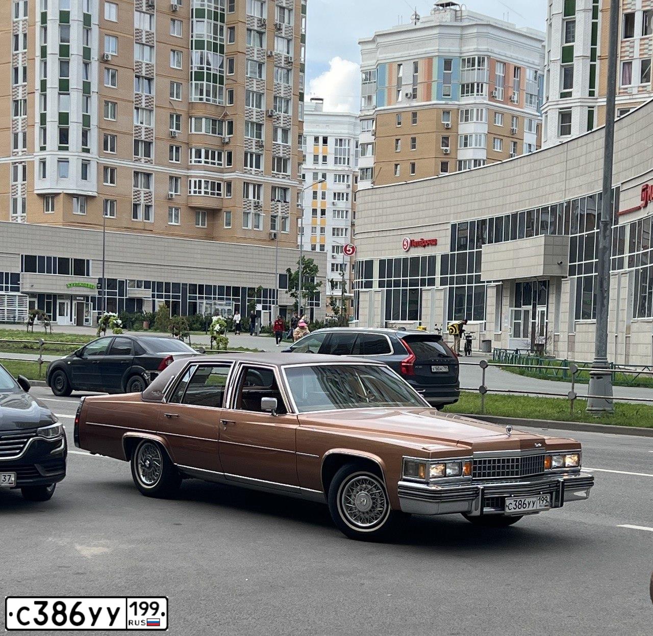 Фото автомобиля CADILLAC FLEETWOOD, 1985 — госномер С386УУ199. Цвет: КОРИЧНЕВЫЙ