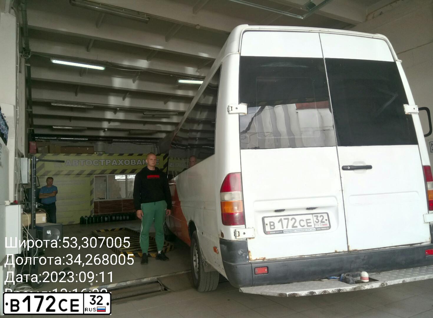 Фото автомобиля MERCEDES SPRINTER, 1997 — госномер В172СЕ32. Цвет: БЕЛО-ОРАНЖЕВЫЙ