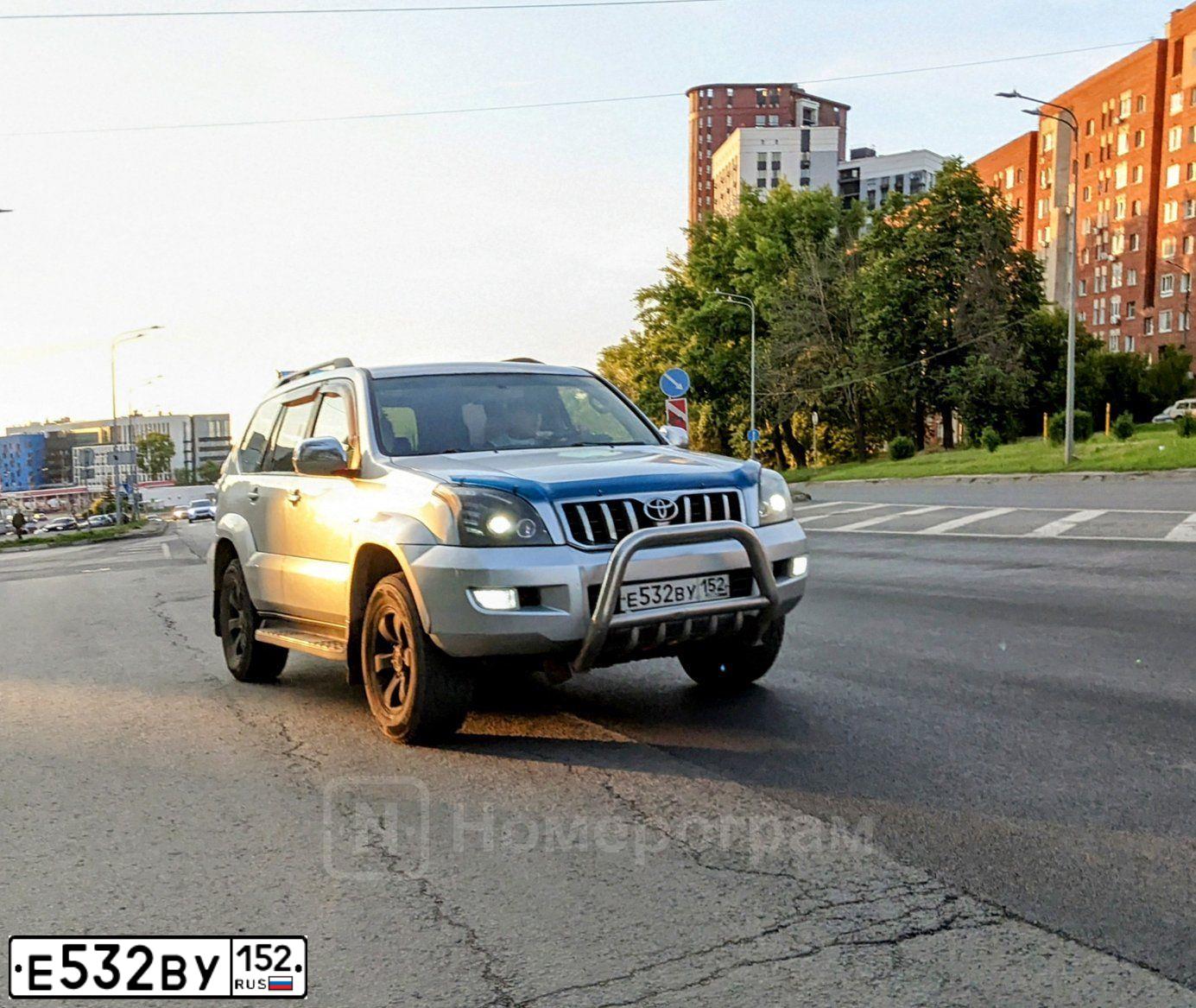 Фото автомобиля TOYOTA LANDCRUISER, 2005 — госномер Е532ВУ152. Цвет: СВЕТЛО-СЕРЫЙ