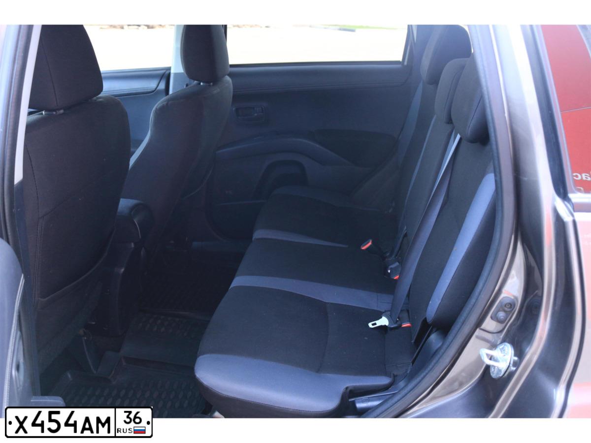 Фото автомобиля MITSUBISHI OUTLANDER, 2011 — госномер У028ЕС180. Цвет: Коричневый