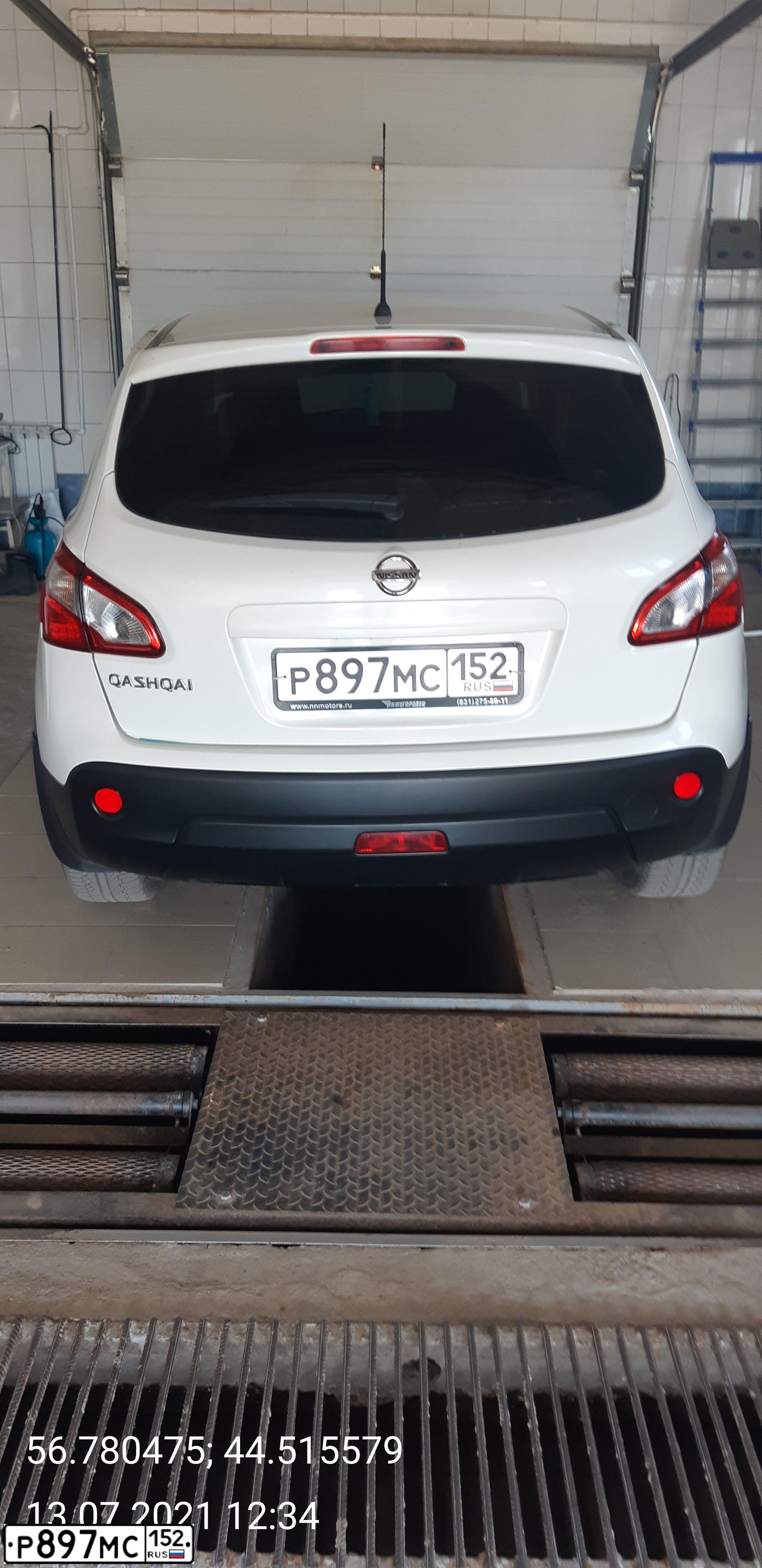 Фото автомобиля NISSAN QASHQAI, 2013 — госномер М660ОН152. Цвет: Белый